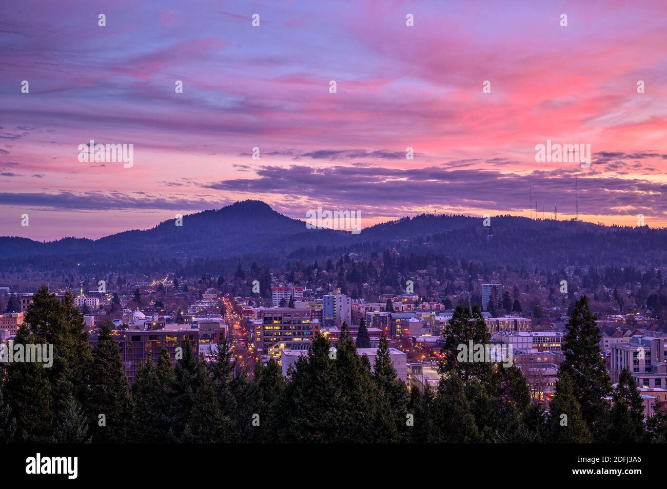 Eugene, Oregon: Blick von Skinner Butte zur Innenstadt nach Spencers Butte. Stockfoto