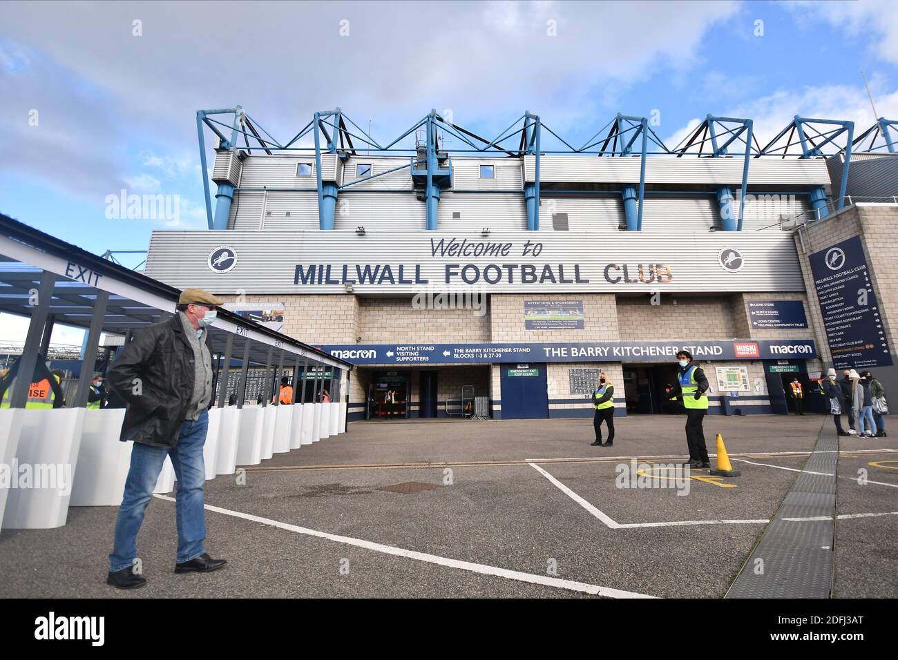 LONDON, ENGLAND. 5. DEZEMBER Fans, die zum ersten Mal seit März vor dem Sky Bet Championship-Spiel zwischen Millwall und Derby County im The Den, London am Samstag, 5. Dezember 2020 ins Stadion zurückkehren. (Kredit: Ivan Yordanov, MI Nachrichten) Kredit: MI Nachrichten & Sport /Alamy Live Nachrichten Stockfoto