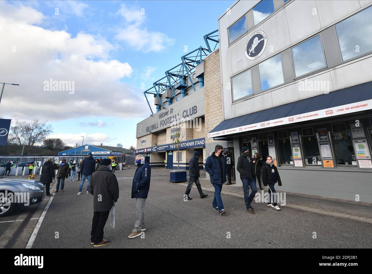 LONDON, ENGLAND. 5. DEZEMBER Fans, die zum ersten Mal seit März vor dem Sky Bet Championship-Spiel zwischen Millwall und Derby County im The Den, London am Samstag, 5. Dezember 2020 ins Stadion zurückkehren. (Kredit: Ivan Yordanov, MI Nachrichten) Kredit: MI Nachrichten & Sport /Alamy Live Nachrichten Stockfoto