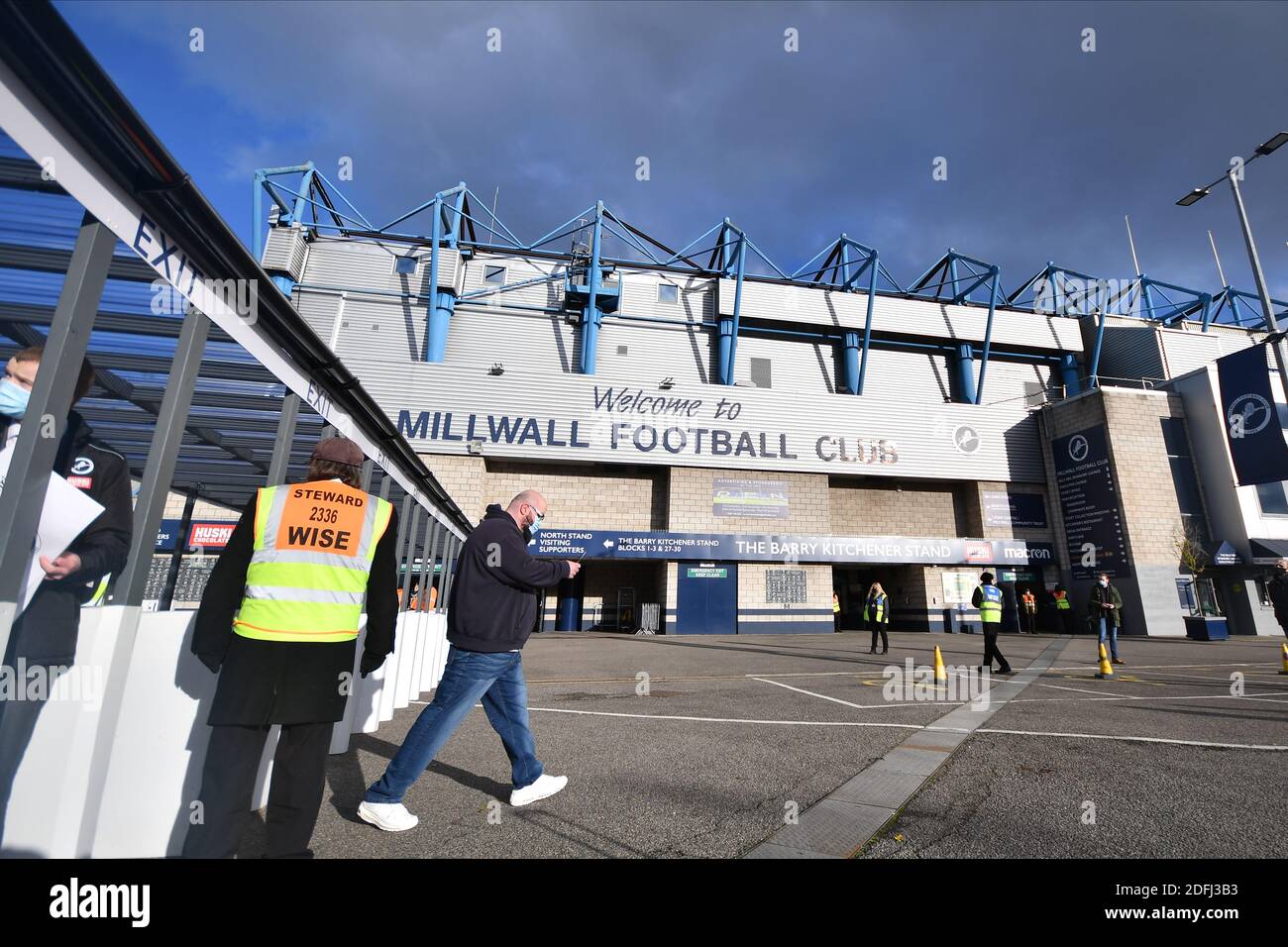 LONDON, ENGLAND. 5. DEZEMBER Fans, die zum ersten Mal seit März vor dem Sky Bet Championship-Spiel zwischen Millwall und Derby County im The Den, London am Samstag, 5. Dezember 2020 ins Stadion zurückkehren. (Kredit: Ivan Yordanov, MI Nachrichten) Kredit: MI Nachrichten & Sport /Alamy Live Nachrichten Stockfoto