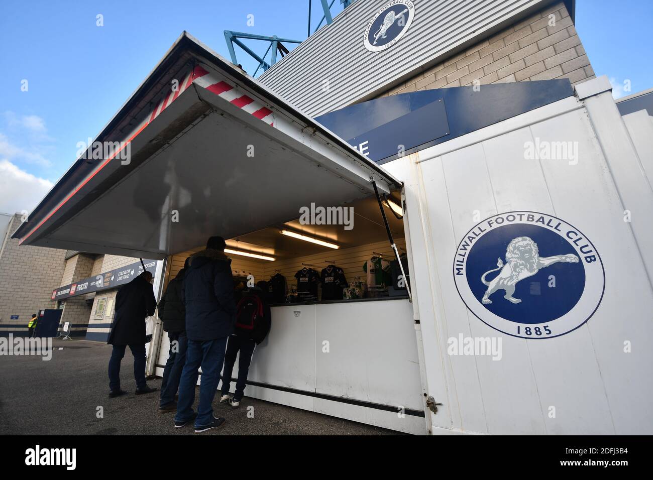 LONDON, ENGLAND. 5. DEZEMBER Fans, die zum ersten Mal seit März vor dem Sky Bet Championship-Spiel zwischen Millwall und Derby County im The Den, London am Samstag, 5. Dezember 2020 ins Stadion zurückkehren. (Kredit: Ivan Yordanov, MI Nachrichten) Kredit: MI Nachrichten & Sport /Alamy Live Nachrichten Stockfoto