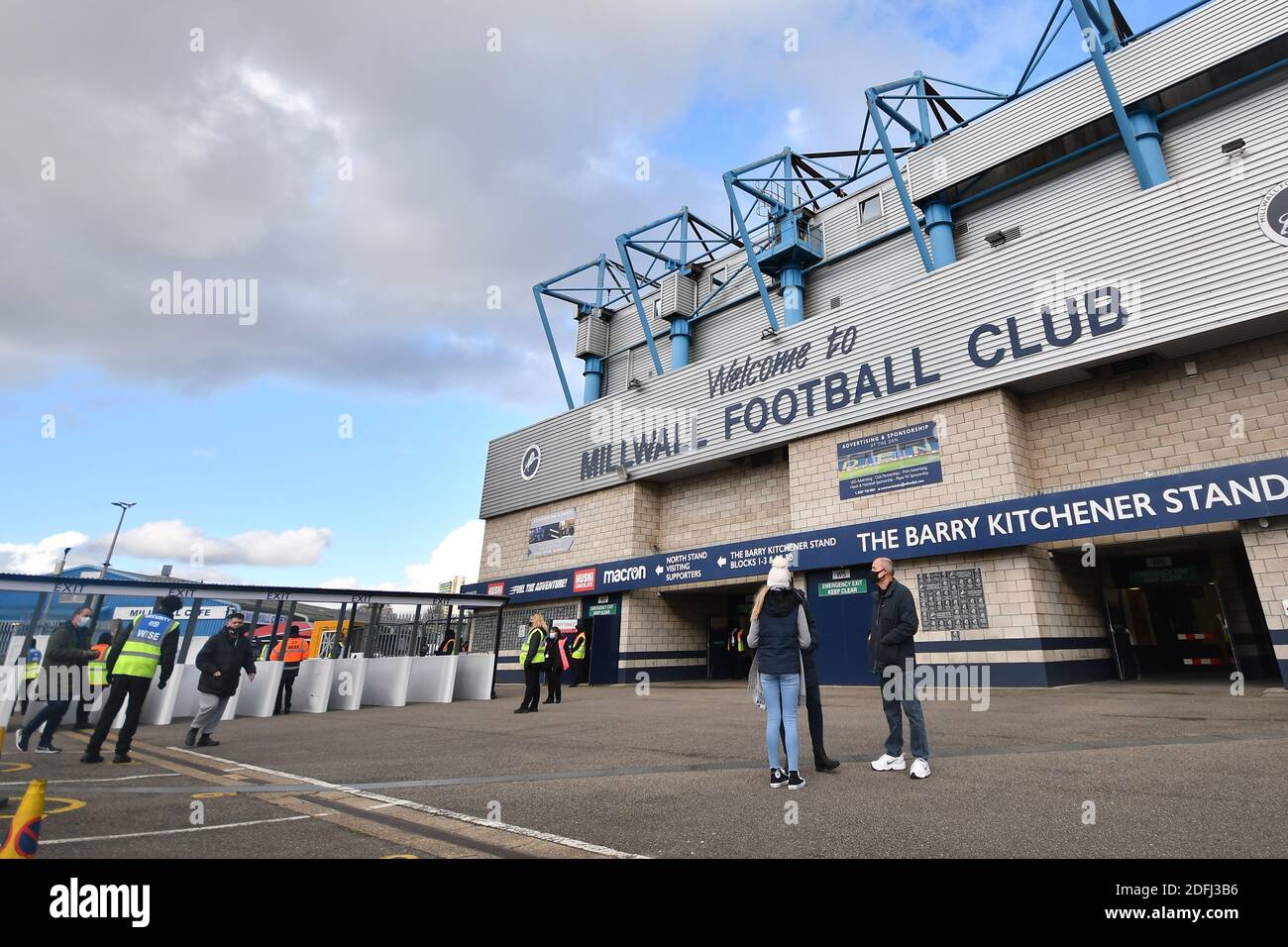 LONDON, ENGLAND. 5. DEZEMBER Fans, die zum ersten Mal seit März vor dem Sky Bet Championship-Spiel zwischen Millwall und Derby County im The Den, London am Samstag, 5. Dezember 2020 ins Stadion zurückkehren. (Kredit: Ivan Yordanov, MI Nachrichten) Kredit: MI Nachrichten & Sport /Alamy Live Nachrichten Stockfoto