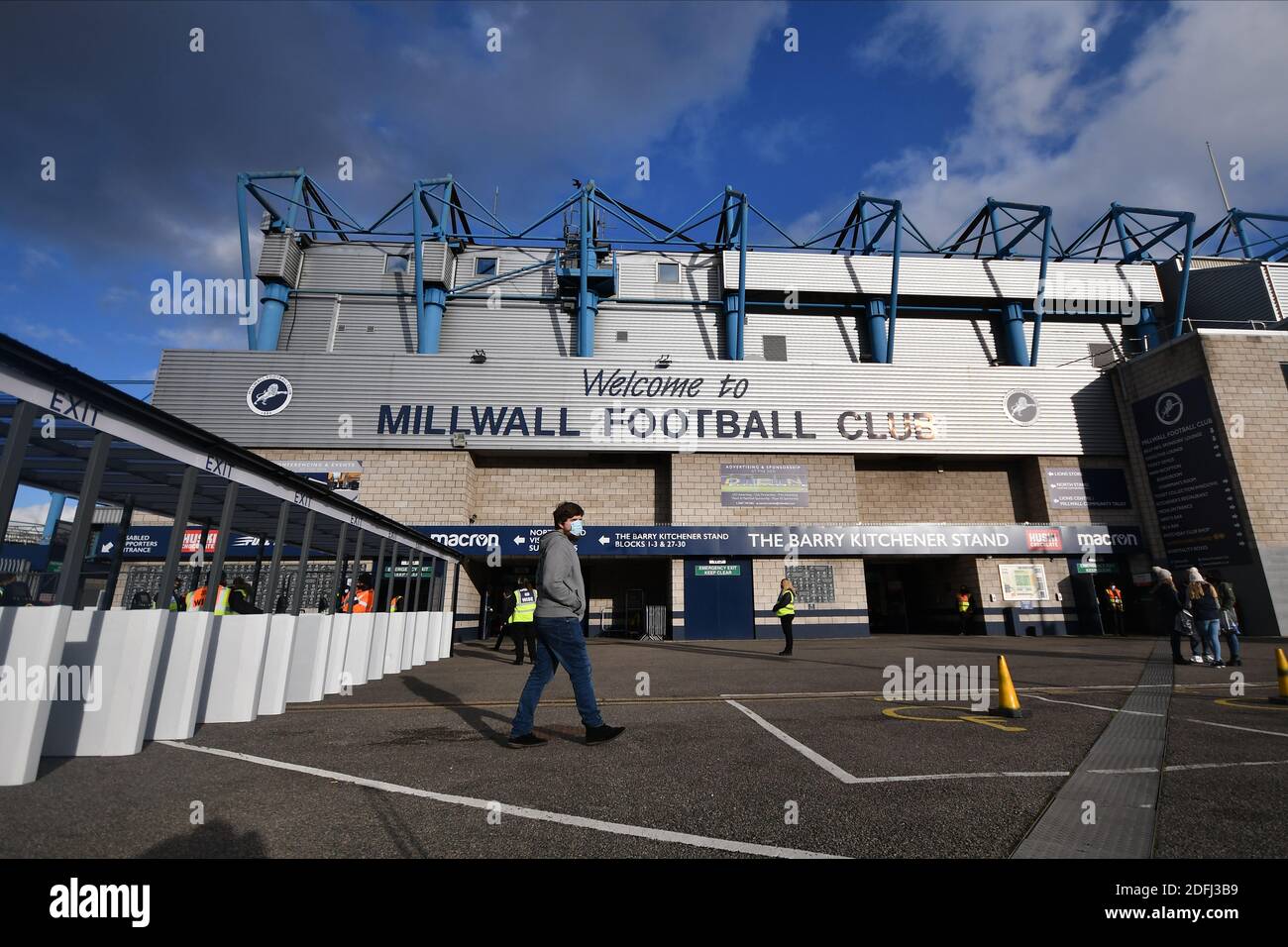 LONDON, ENGLAND. 5. DEZEMBER Fans, die zum ersten Mal seit März vor dem Sky Bet Championship-Spiel zwischen Millwall und Derby County im The Den, London am Samstag, 5. Dezember 2020 ins Stadion zurückkehren. (Kredit: Ivan Yordanov, MI Nachrichten) Kredit: MI Nachrichten & Sport /Alamy Live Nachrichten Stockfoto
