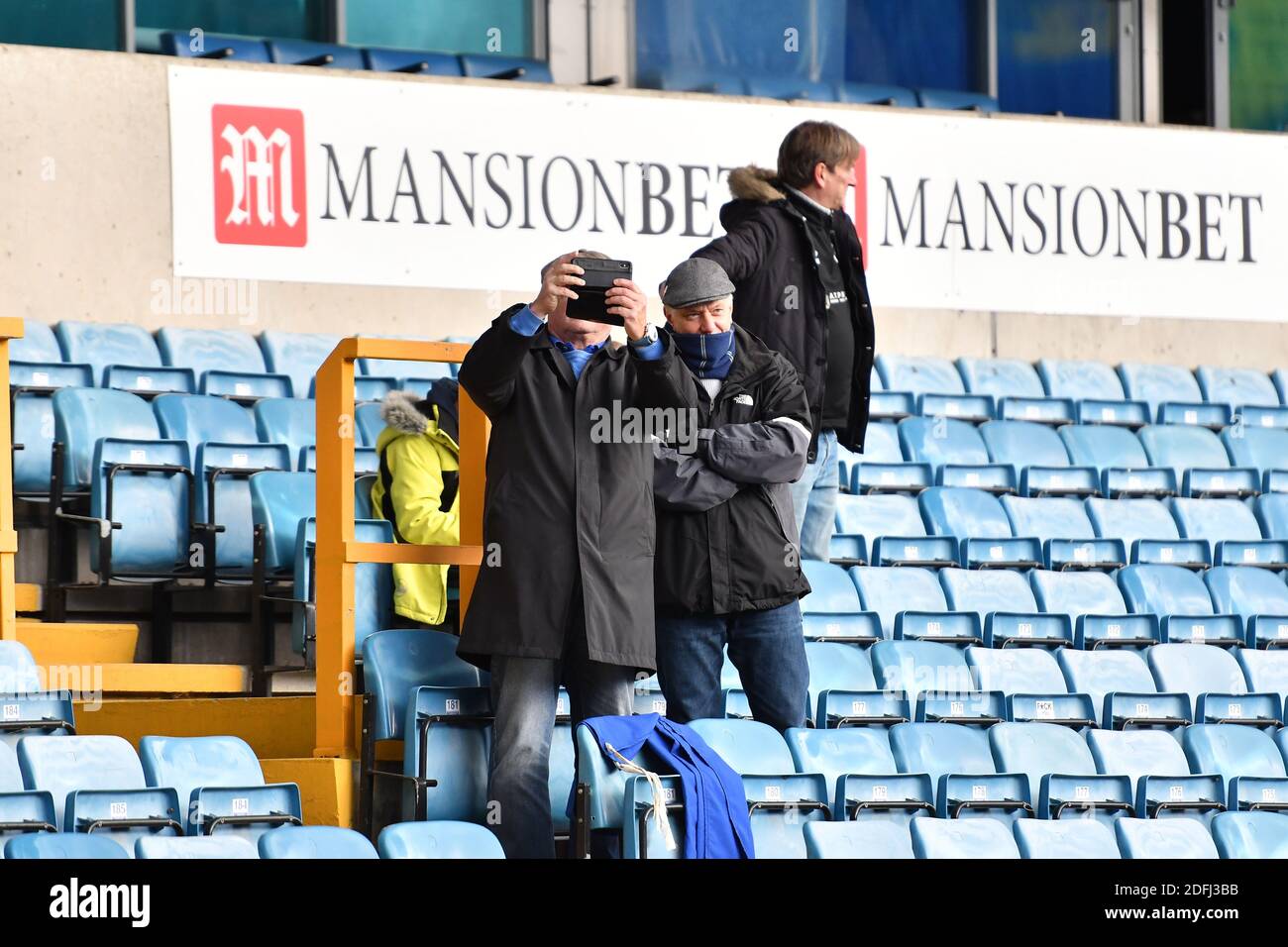 LONDON, ENGLAND. 5. DEZEMBER Fans, die zum ersten Mal seit März vor dem Sky Bet Championship-Spiel zwischen Millwall und Derby County im The Den, London am Samstag, 5. Dezember 2020 ins Stadion zurückkehren. (Kredit: Ivan Yordanov, MI Nachrichten) Kredit: MI Nachrichten & Sport /Alamy Live Nachrichten Stockfoto