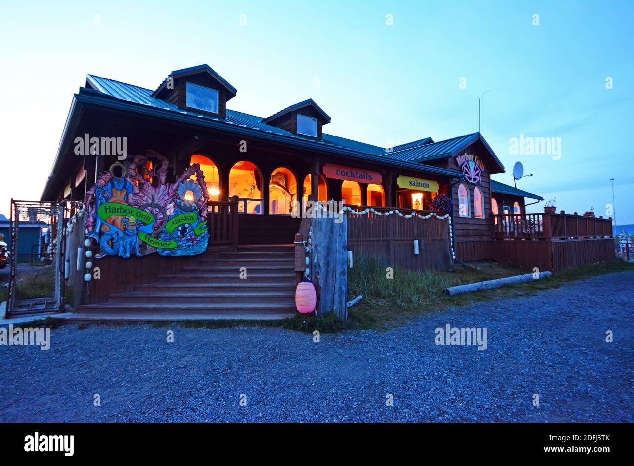Homer Spit Geschäfte in Twilight, Alaska Stockfoto