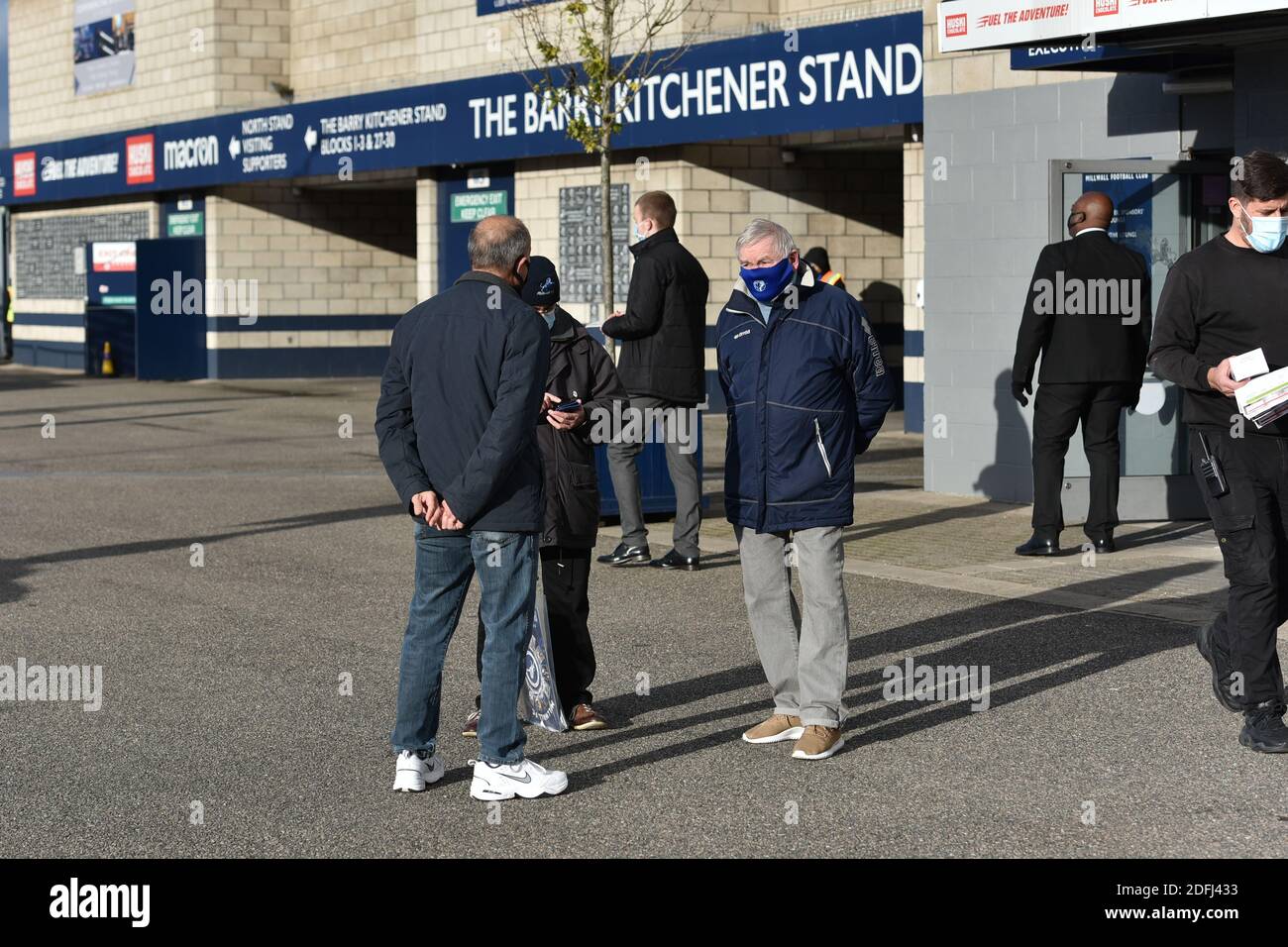 LONDON, ENGLAND. 5. DEZEMBER Fans, die zum ersten Mal seit März vor dem Sky Bet Championship-Spiel zwischen Millwall und Derby County im The Den, London am Samstag, 5. Dezember 2020 ins Stadion zurückkehren. (Quelle: Ivan Yordanov, Mi News) Stockfoto