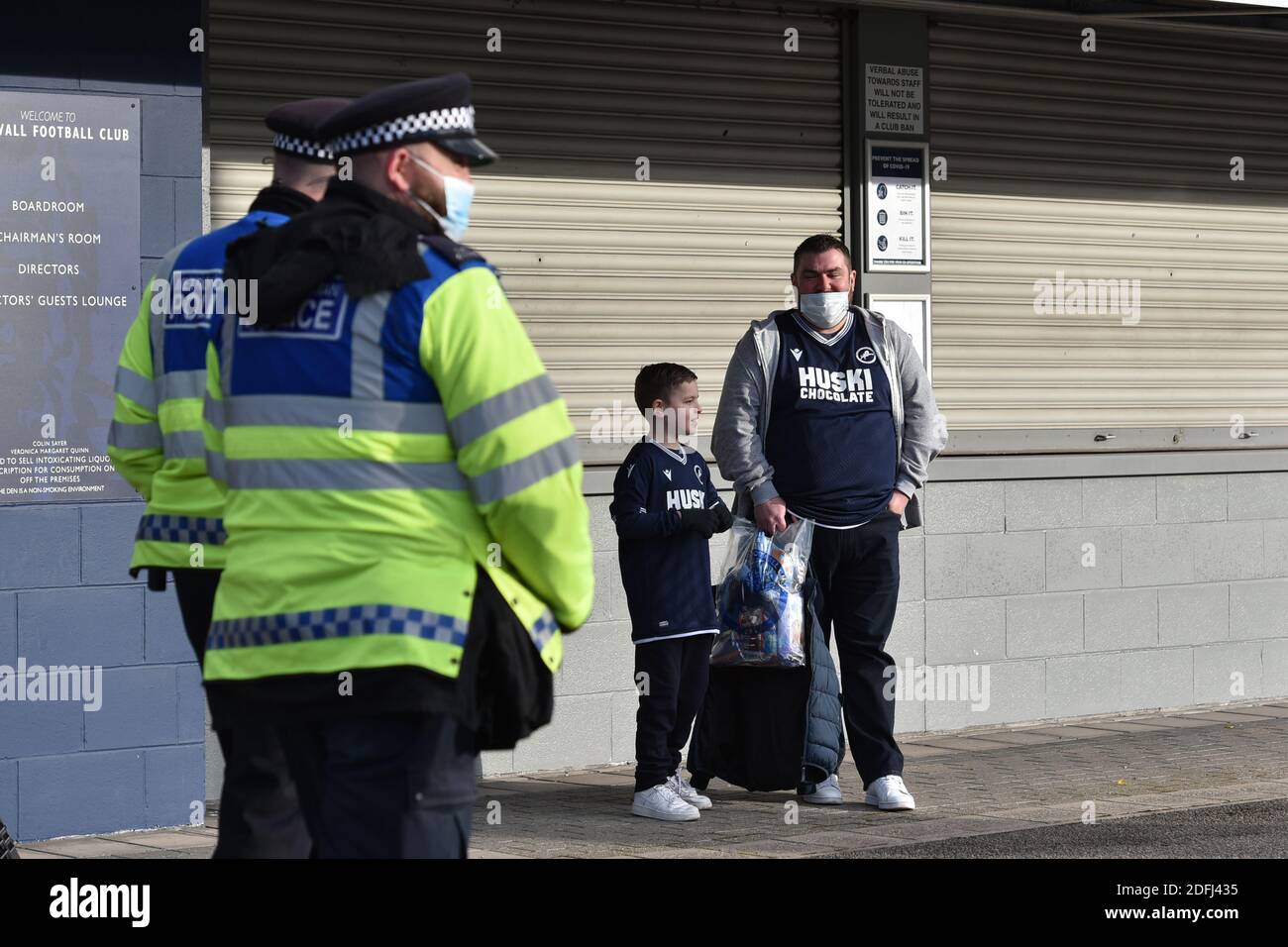 LONDON, ENGLAND. 5. DEZEMBER Fans, die zum ersten Mal seit März vor dem Sky Bet Championship-Spiel zwischen Millwall und Derby County im The Den, London am Samstag, 5. Dezember 2020 ins Stadion zurückkehren. (Quelle: Ivan Yordanov, Mi News) Stockfoto