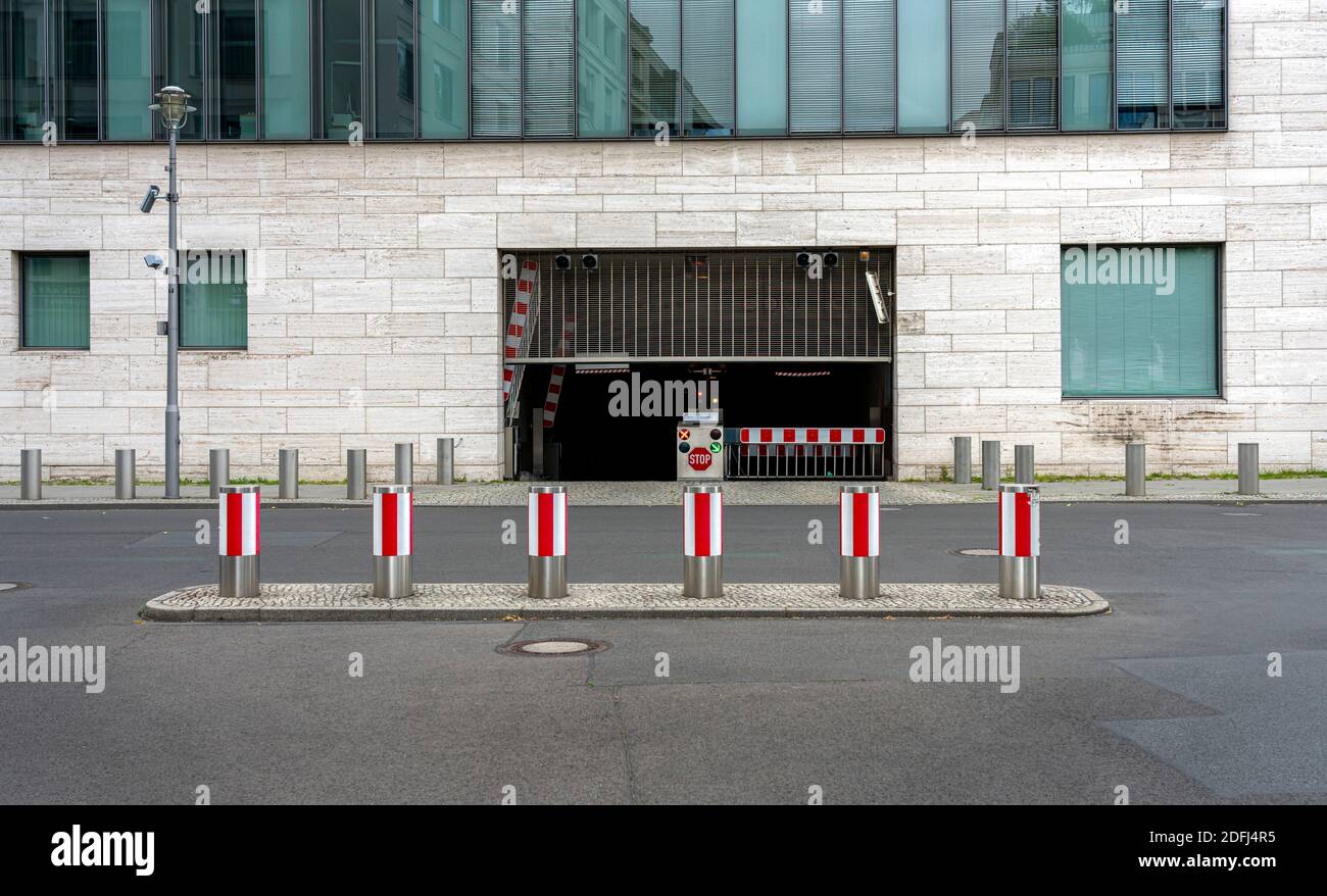 Hindernisse Auf Der Straße Vor Dem Auswärtigen Amt In Berlin Stockfoto