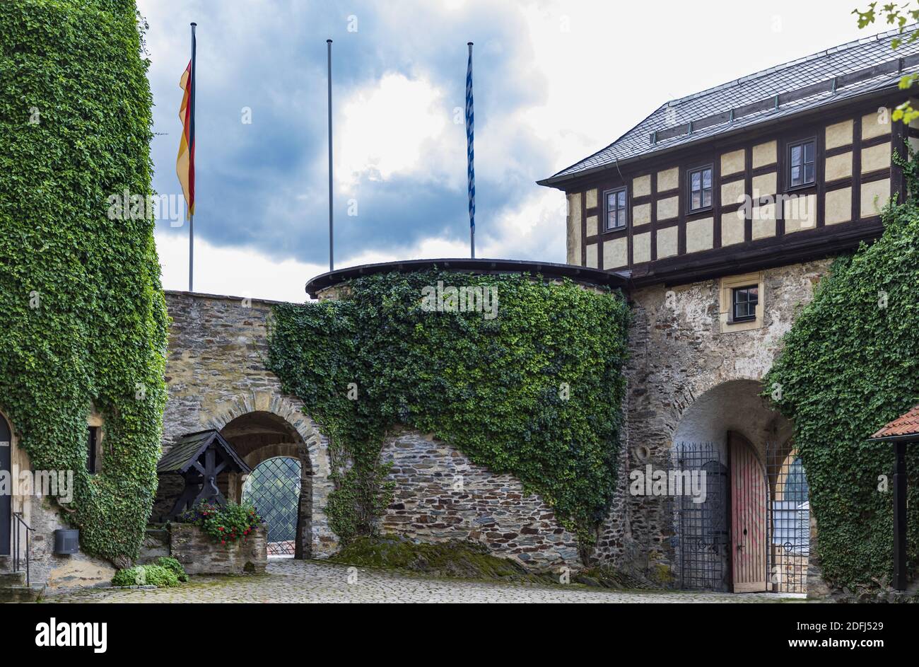 Das Burgtor Der Kernburg Lauenstein Mit Teilen Des Burghofs, Des Torhauses Und Des Brunnenhauses Stockfoto