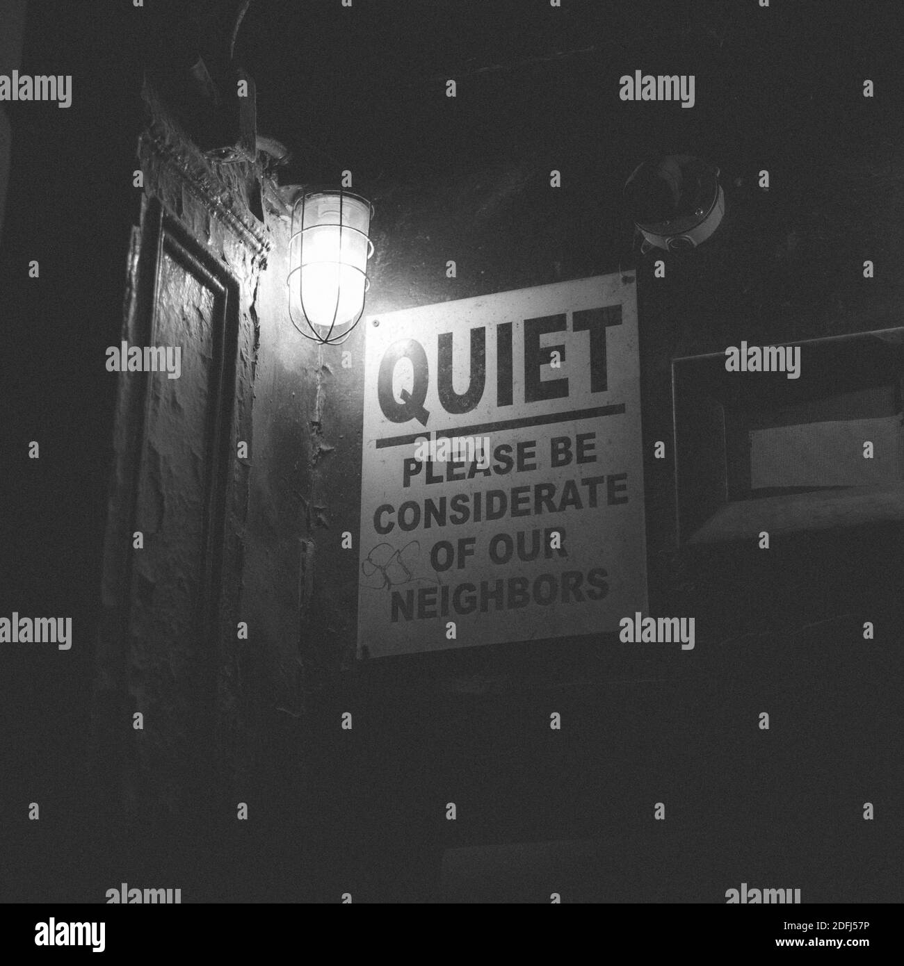"Ruhig, bitte achten Sie auf unsere Nachbarn" Schild im East Village, Manhattan, New York City Stockfoto