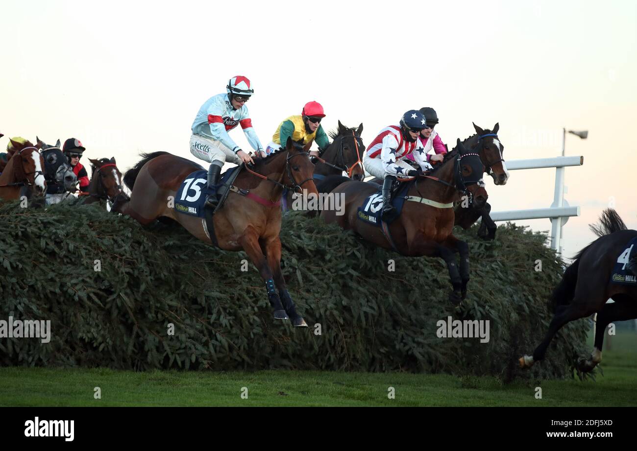 Beau Bay (16) mit Charlie Hammond auf dem Weg zum William Hill Grand Sefton Handicap Chase auf der Aintree Racecourse, Merseyside. Stockfoto