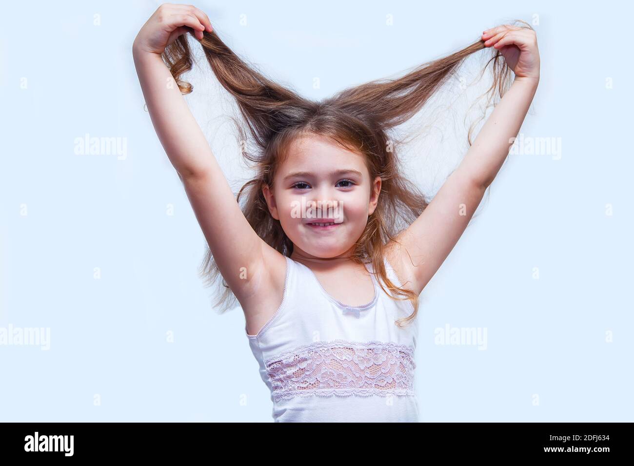 Haarpflege-Konzept mit Porträt von kleinen Mädchen isoliert auf Weiß Stockfoto