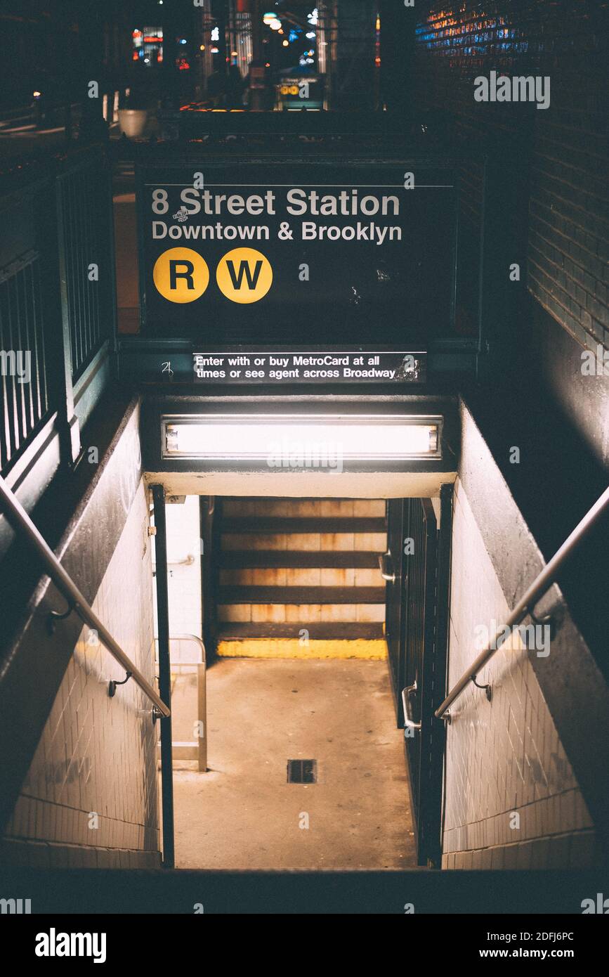 Eingang zur 8th Street U-Bahnstation bei Nacht in Manhattan, New York City Stockfoto