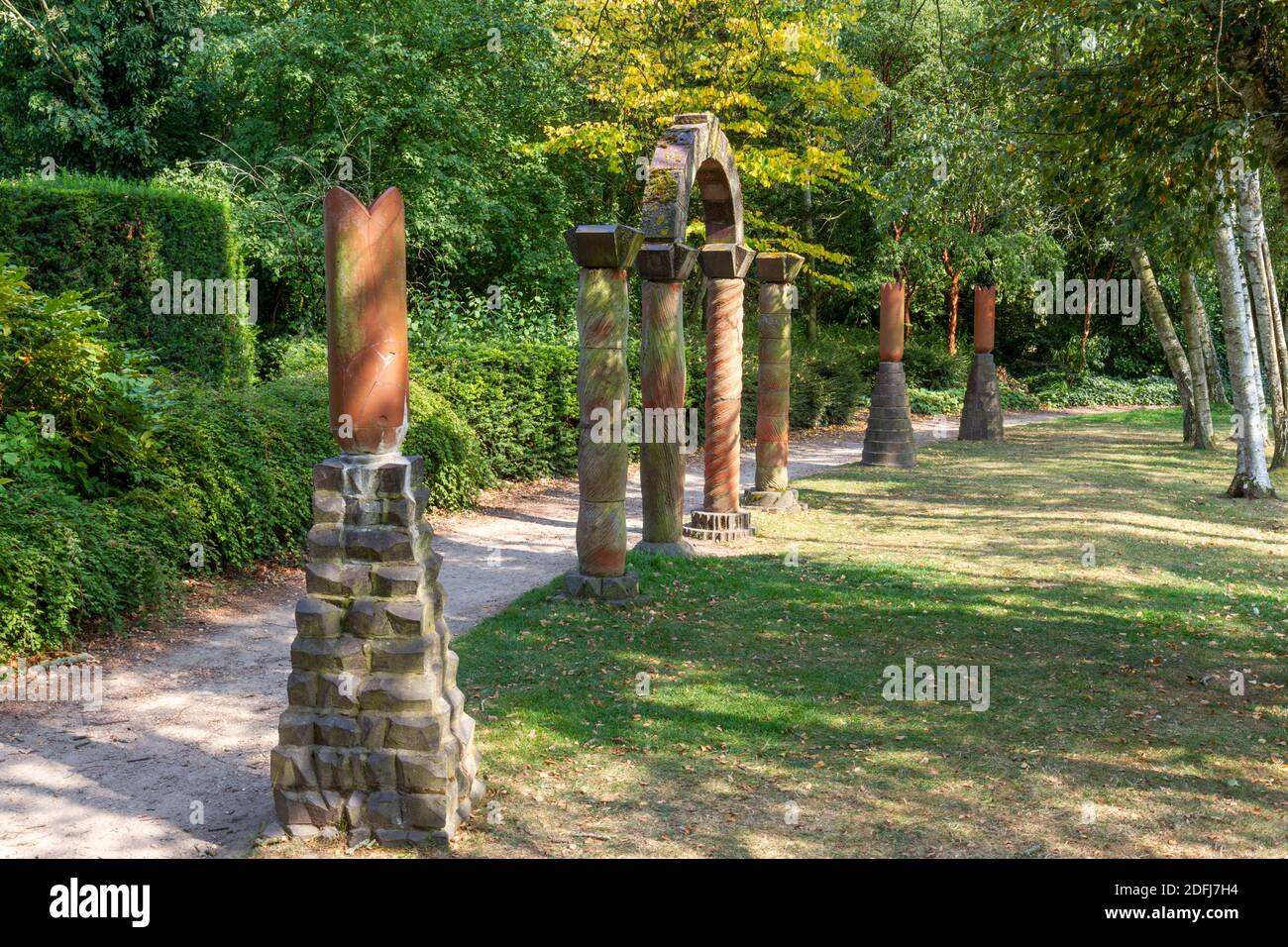 Säulen und Bogenskulpturen in den formellen Gärten, Rufford Abbey Country Park, Nottinghamshire, Großbritannien. Stockfoto