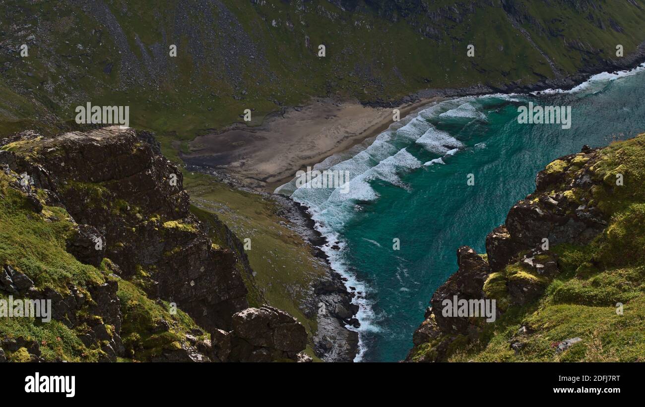Schöne Luftpanorama des beliebten Kvalvika Beach mit türkisfarbenem Wasser und wilden Schwellen an der Nordküste Norwegens entfernt. Stockfoto
