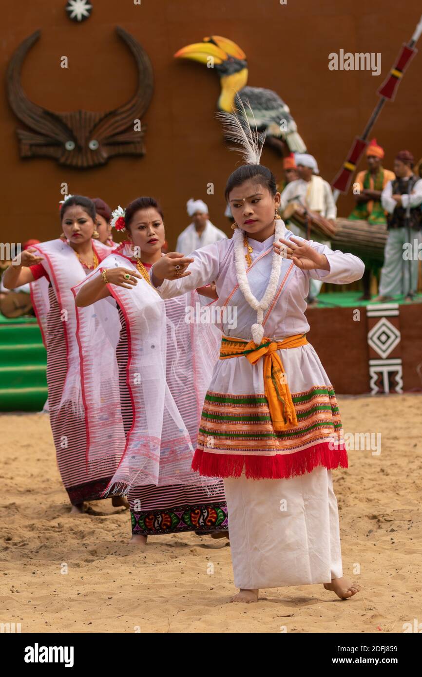 Traditioneller Naga-Tanz, der von Frauenvolk in Kisama Heritage aufgeführt wird Dorf in Nagaland Indien während Hornbill Festival am 2. Dezember 2016 Stockfoto