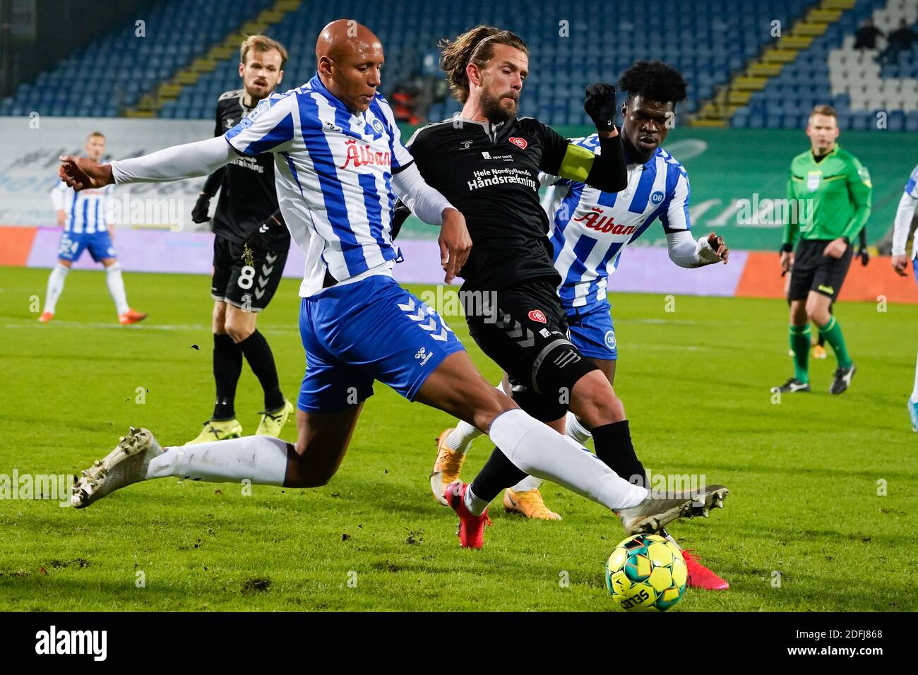 Odense, Dänemark. Dezember 2020. Ayo Simon Okosun (20) von ob und Lucas Andersen (10) von AAB beim 3F Superliga-Spiel zwischen Odense Boldklub und Aalborg Boldklub im Nature Energy Park in Odense. (Foto Kredit: Gonzales Foto/Alamy Live News Stockfoto