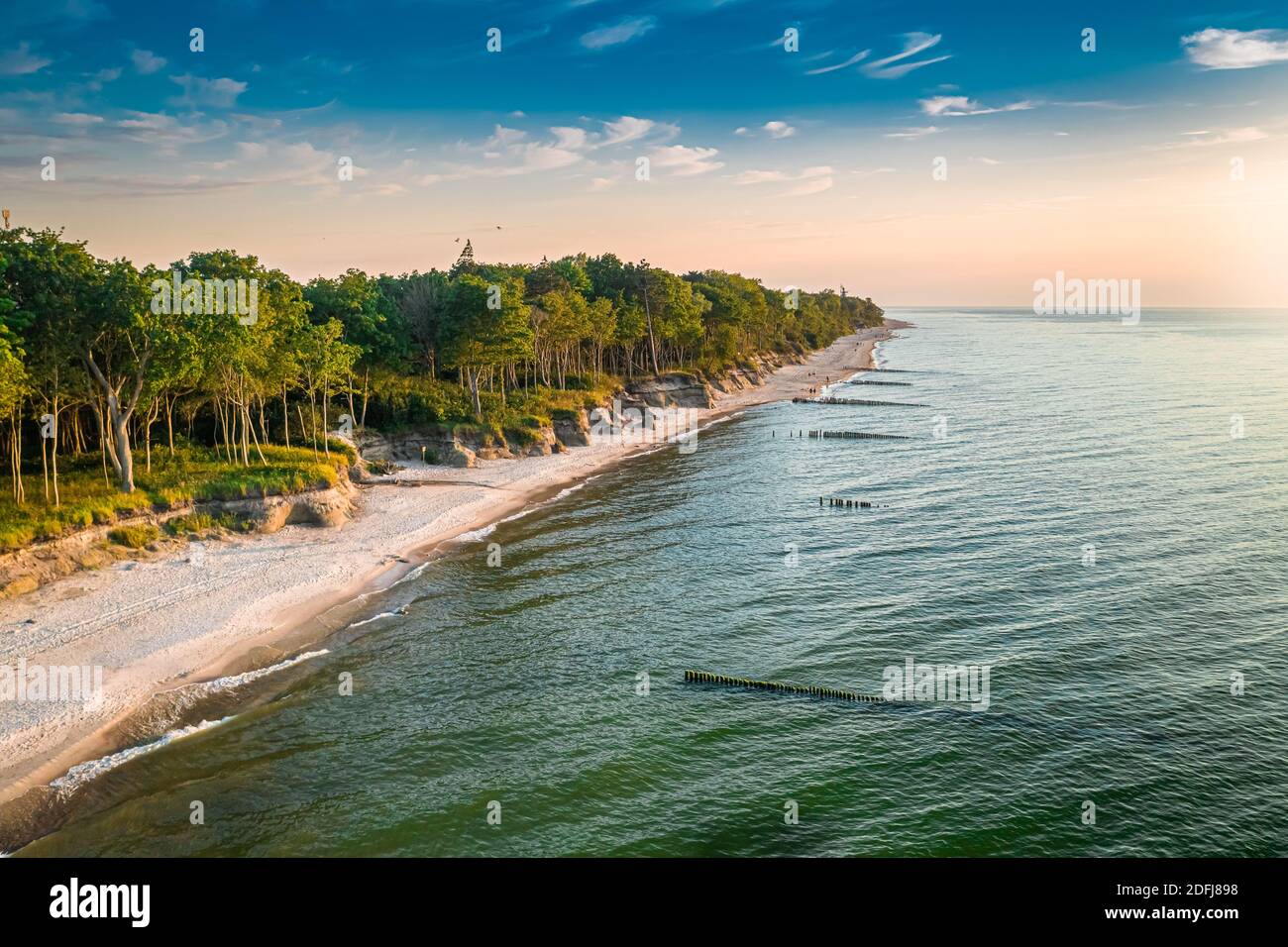 Sonnenuntergang an der Ostsee im Sommer, Luftaufnahme von Polen, Europa Stockfoto