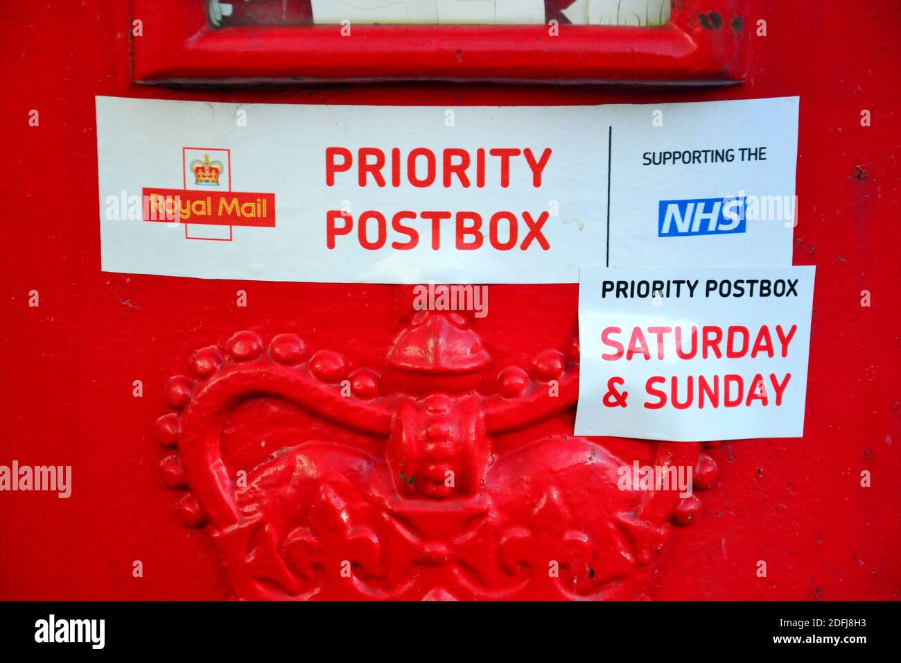 Eine Royal Mail, Priorität Briefkasten in Manchester, Greater Manchester, England, Vereinigtes Königreich. Royal Mail ist Partner für staatliche Coronavirus-Tests Stockfoto