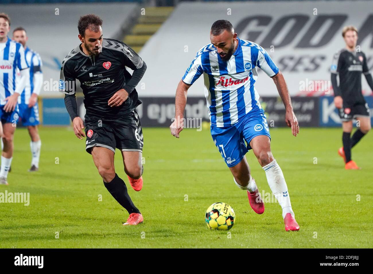 Odense, Dänemark. Dezember 2020. Issam Jebali (7) von ob und Pedro Ferreira (6) von AAB beim 3F Superliga-Spiel zwischen Odense Boldklub und Aalborg Boldklub im Nature Energy Park in Odense. (Foto Kredit: Gonzales Foto/Alamy Live News Stockfoto