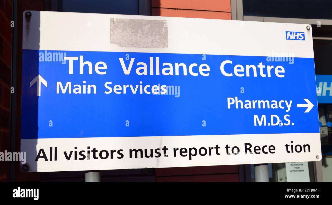 Ein Schild vor dem Vallance NHS Health Centre in Manchester, Greater Manchester, England, Vereinigtes Königreich Stockfoto