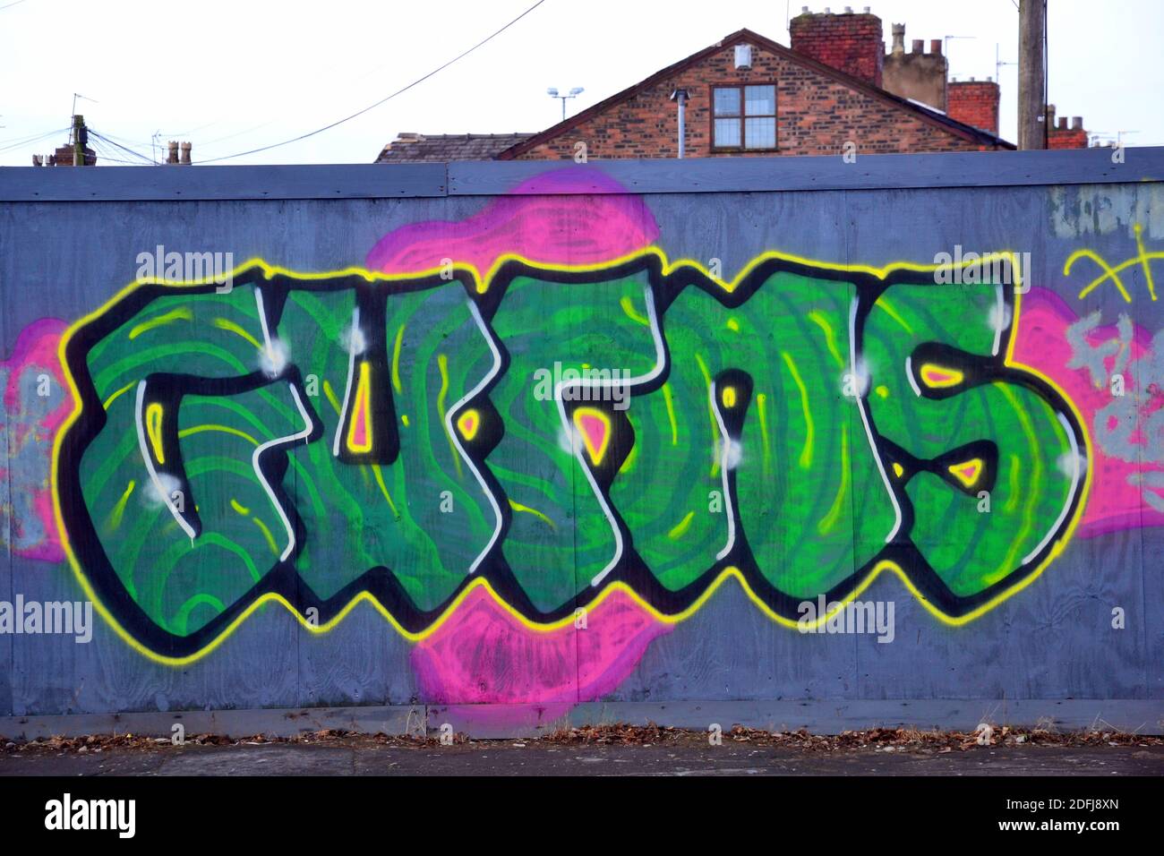 Graffiti oder Street Art auf einer Website horten in Levenshulme, Manchester, Greater Manchester, England, Vereinigtes Königreich. Stockfoto Graffiti oder Street Art auf einer Website horten in Levenshulme, Manchester, Greater Manchester, England, Vereinigtes Königreich. Stockfoto