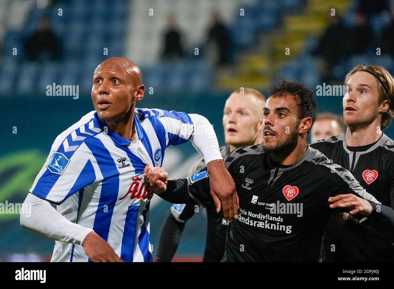 Odense, Dänemark. Dezember 2020. Ayo Simon Okosun (20) von ob und Pedro Ferreira (6) von AAB beim 3F Superliga-Spiel zwischen Odense Boldklub und Aalborg Boldklub im Nature Energy Park in Odense. (Foto Kredit: Gonzales Foto/Alamy Live News Stockfoto