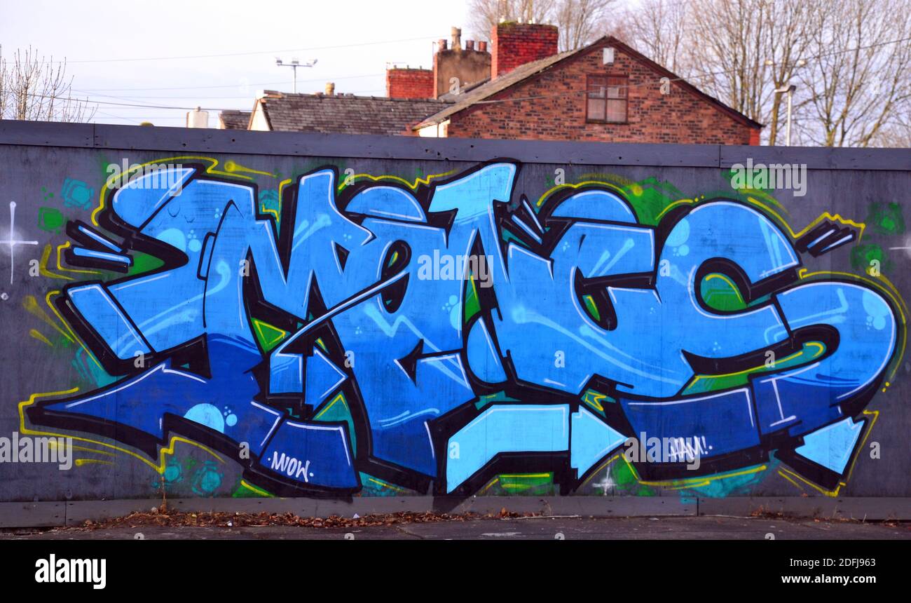 Graffiti oder Street Art auf einer Website horten in Levenshulme, Manchester, Greater Manchester, England, Vereinigtes Königreich. Stockfoto Graffiti oder Street Art auf einer Website horten in Levenshulme, Manchester, Greater Manchester, England, Vereinigtes Königreich. Stockfoto