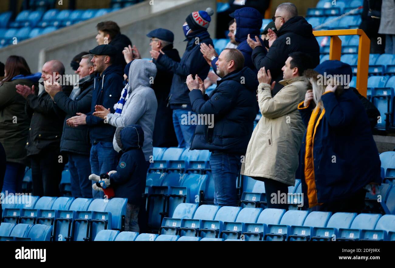 LONDON, Vereinigtes Königreich, DEZEMBER 05: Millwall-Fans während der Sky Bet Championship zwischen Millwall und Derby County im Den Stadium, London am 05. Dezember, 2020 Credit: Action Foto Sport/Alamy Live News Stockfoto