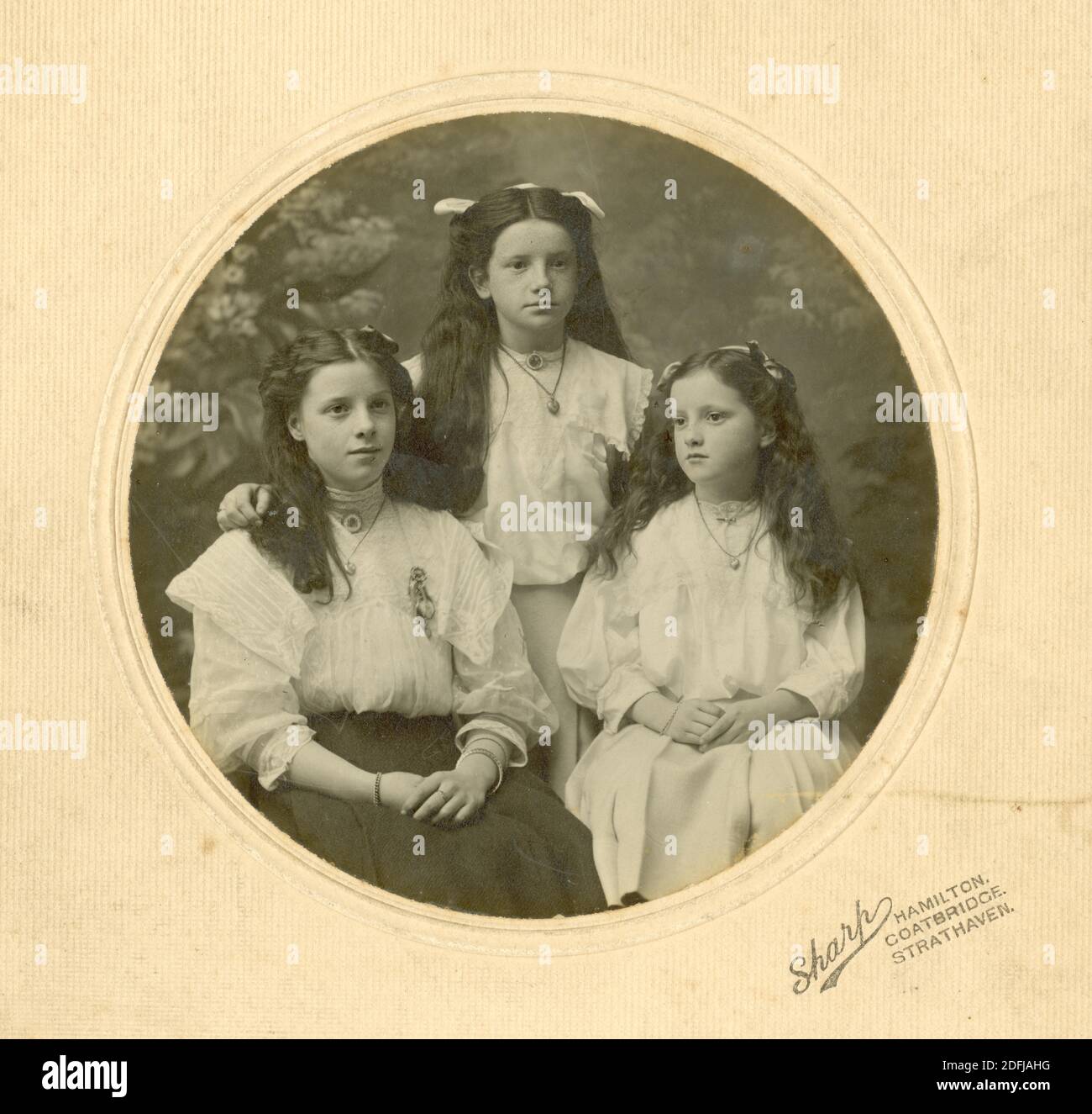 Original Edwardian montierte Fotografie von 2 Schwestern und einem Cousin, im Teenageralter, Ruby, Peggy und Dora, um 1905, Hamilton bei Glasgow, South Lanarkshire, Schottland, Großbritannien Stockfoto