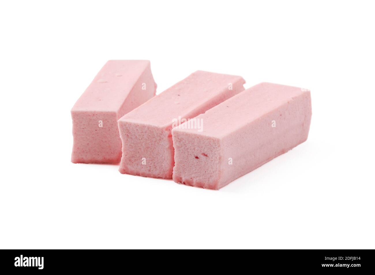 Rosa Marshmallow Stücke Nahaufnahme isoliert auf weißem Hintergrund Stockfoto