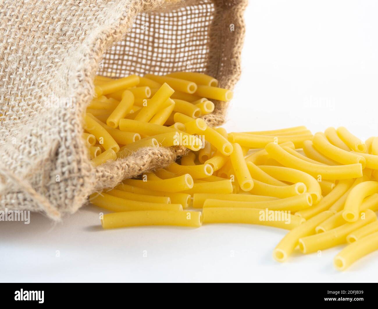 Penne-Pasta aus einem Jutesack. Konzept rund um Konsum und Handel. Stockfoto