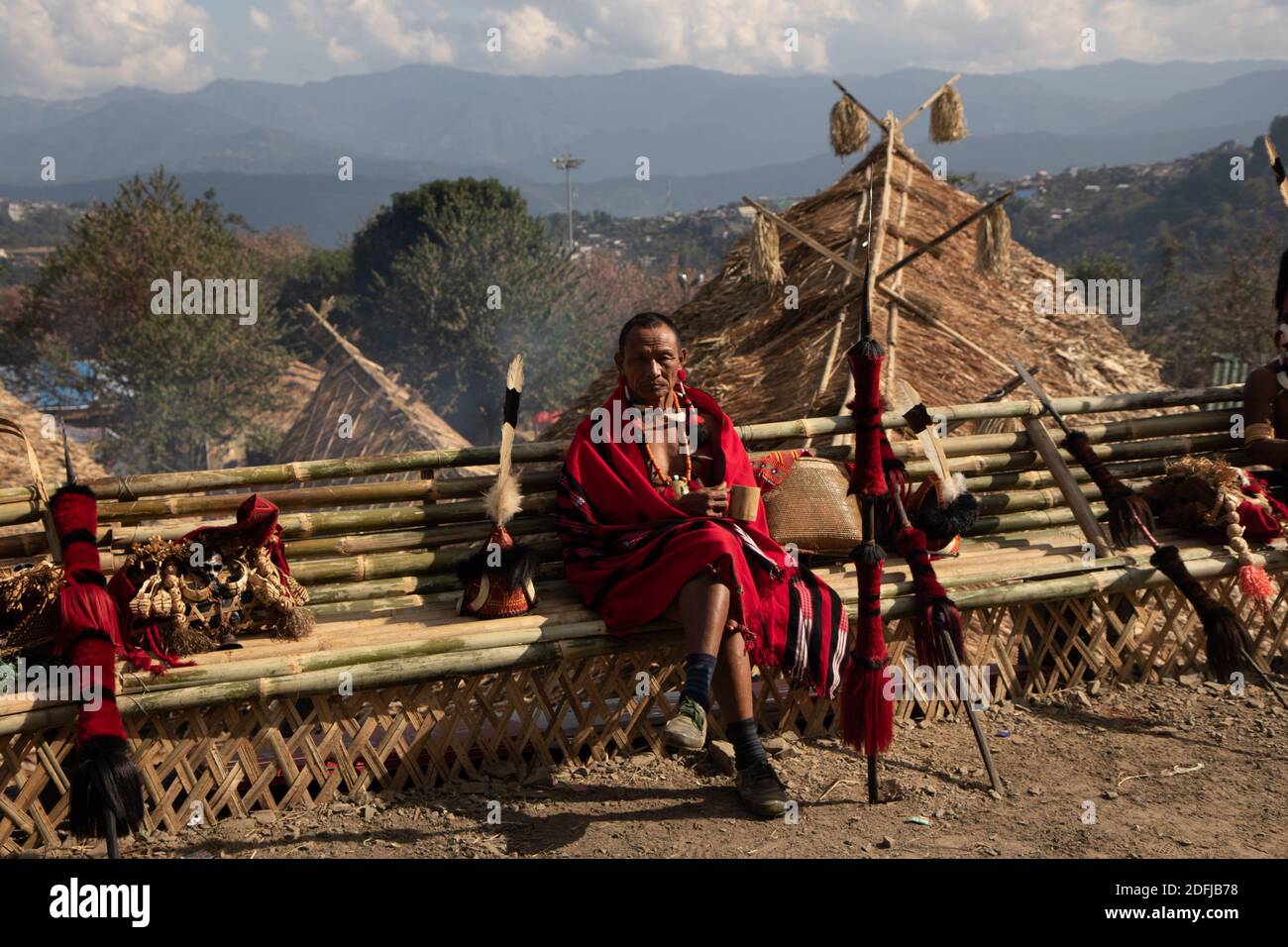 Alter Stammeskrieger von nagaland in traditioneller Kleidung Dorf kisama Nagaland Indien am 2. Dezember 2016 Stockfoto