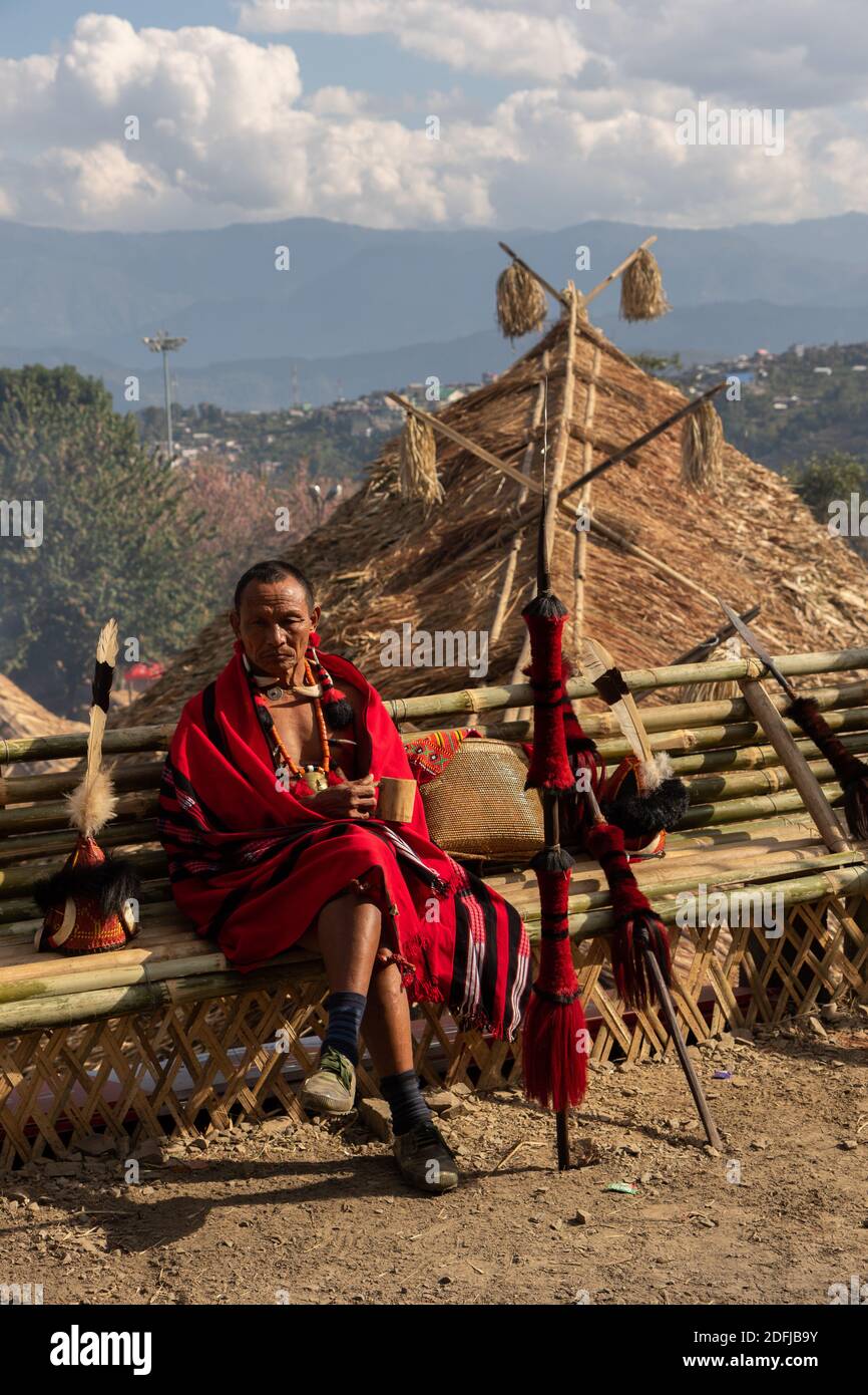 Alter Stammeskrieger von nagaland in traditioneller Kleidung Dorf kisama Nagaland Indien am 2. Dezember 2016 Stockfoto