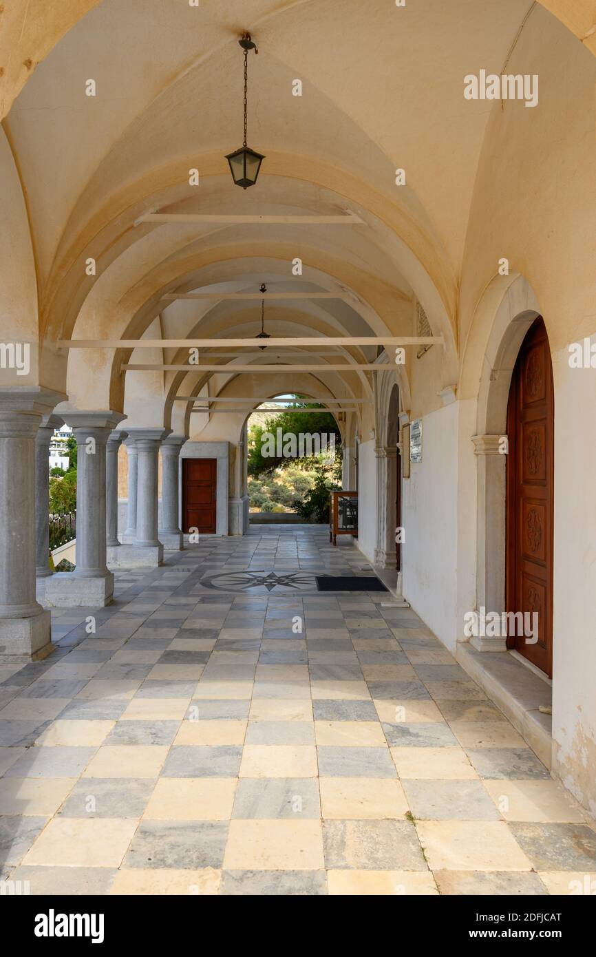 Paros, Griechenland - 27. September 2020: Säulen und Bögen auf dem Hof der byzantinischen Kirche Agia Triada in Lefkes auf der Insel Paros, Kykladen, Gr Stockfoto