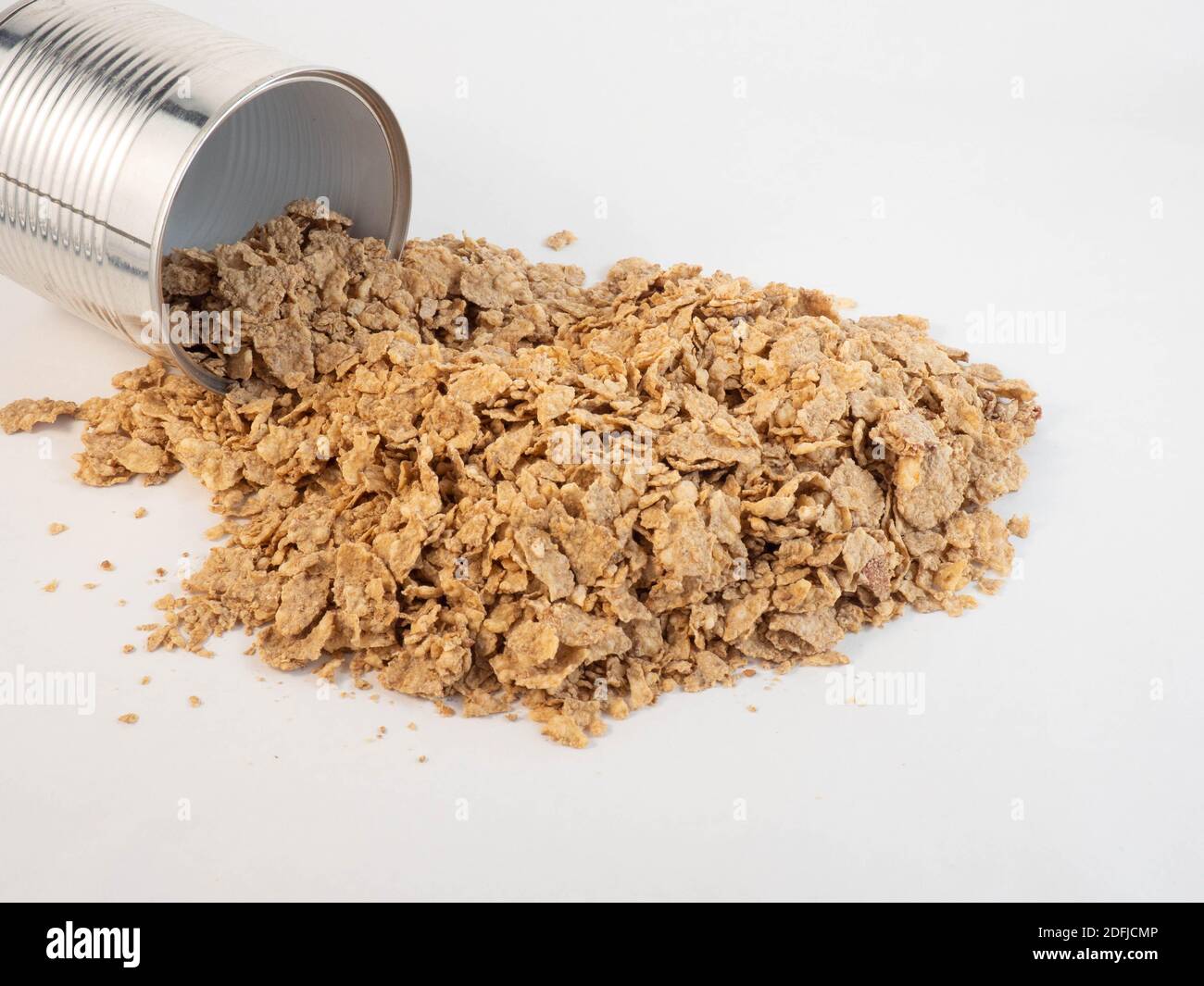 Zwei Dosen Konserve mit Maisblüten. Konzept rund um Essen und Konsum. Stockfoto