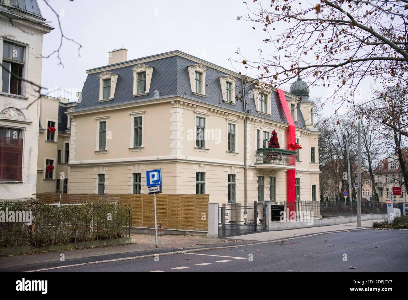 Posen, Wielkopolska, Polen. Dezember 2020. Das Stadthaus wurde als Weihnachtsgeschenk in Posen, Polen, dekoriert. Kunden und Mitarbeiter der hier ansässigen Unternehmen haben wahrscheinlich eine nette Verbindung damit. Quelle: Dawid Tatarkiewicz/ZUMA Wire/Alamy Live News Stockfoto Posen, Wielkopolska, Polen. Dezember 2020. Das Stadthaus wurde als Weihnachtsgeschenk in Posen, Polen, dekoriert. Kunden und Mitarbeiter der hier ansässigen Unternehmen haben wahrscheinlich eine nette Verbindung damit. Quelle: Dawid Tatarkiewicz/ZUMA Wire/Alamy Live News Stockfoto