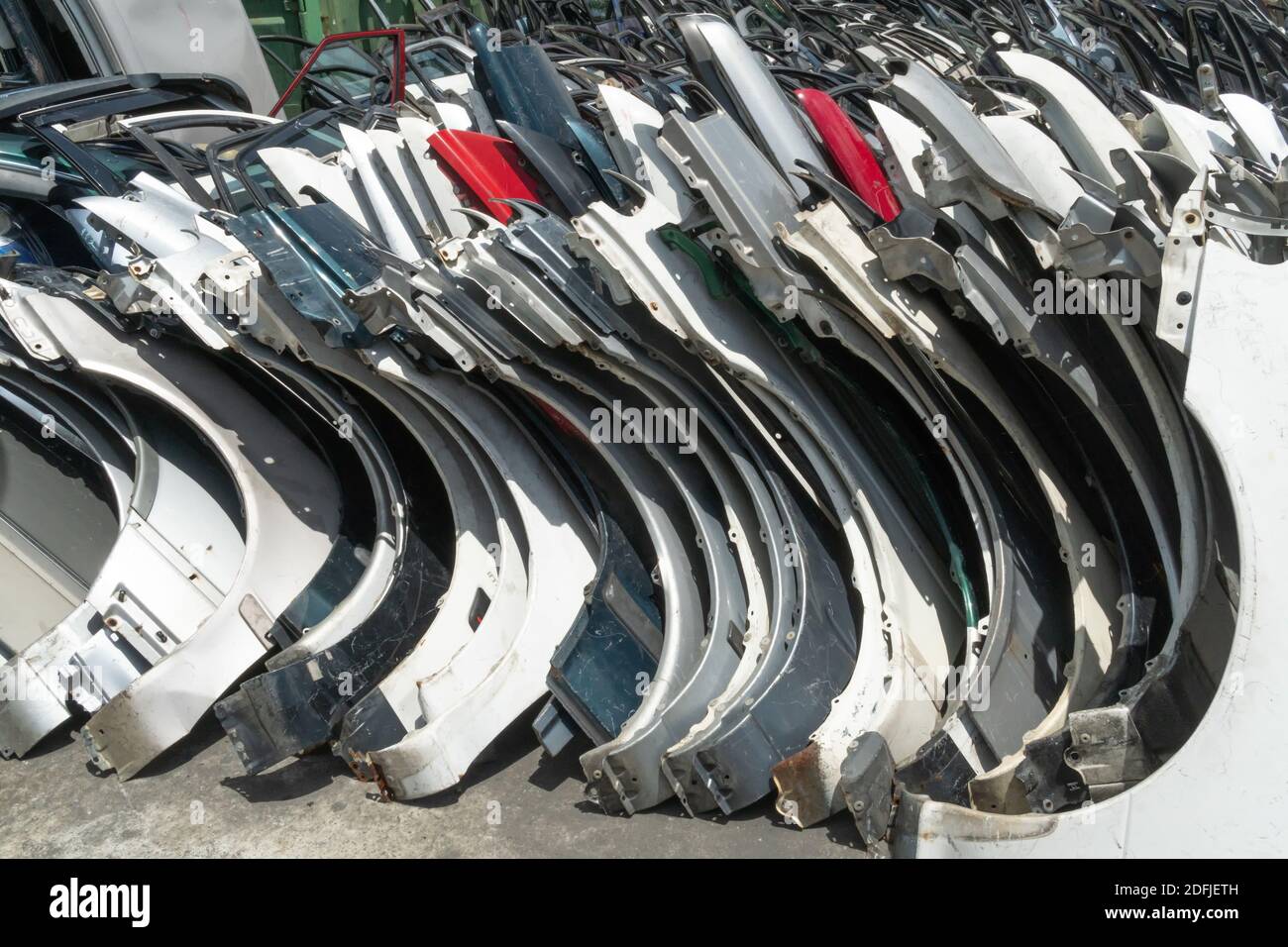 Gebrauchte Autoteile für Verkauf und Recycling Stockfoto