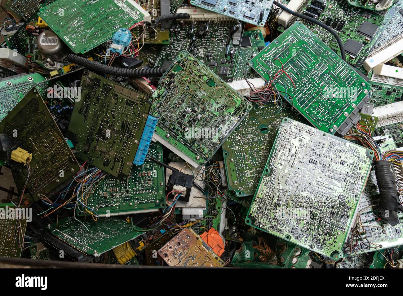 Schrott-Yard Leiterplatte elektronische Abfälle für das Recycling mit selektivem Fokus. Hauptplatine elektronische Abfälle Stockfoto