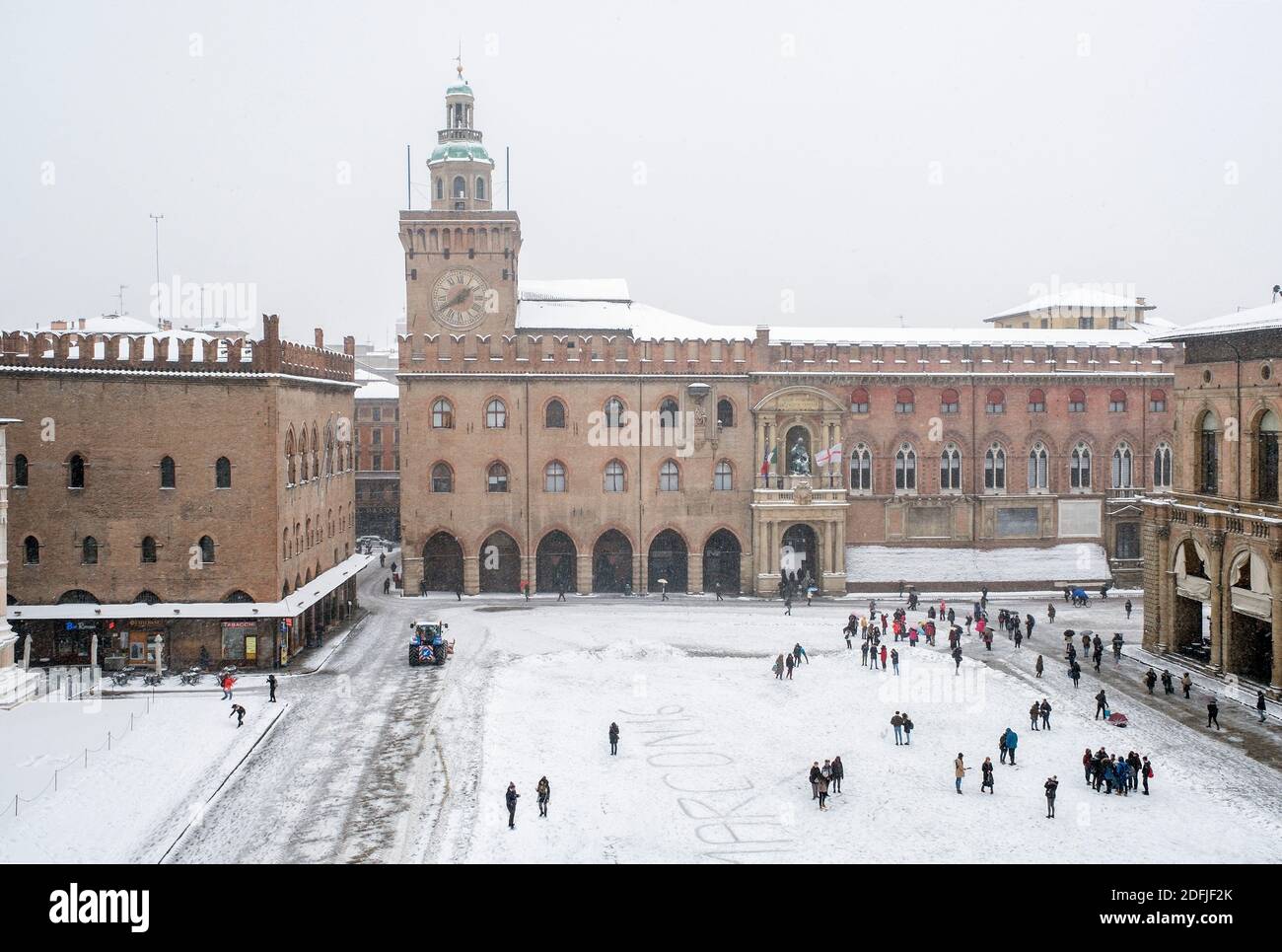Blick von oben auf den Schneefall auf die Piazza Maggiore, Bologna, Emilia Romagna, Italien, während der Woche „das Biest aus dem Osten“ bei schlechtem Wetter in Europa Stockfoto