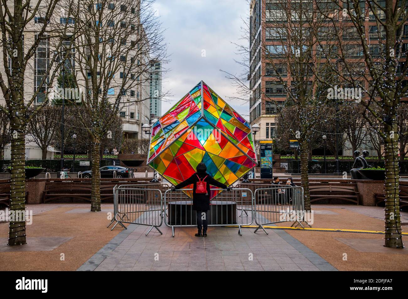 London, Großbritannien. Dezember 2020. Color Cubed by Mandylights on the Wren Landing - Connected by Light ist eine kuratierte Sammlung von Lichtkunstwerken, die neun neue, beleuchtete Installationen in das Anwesen Canary Wharf bringt. Mit dem jährlichen Winter Lights Festival verschoben, mit Sicherheit als Priorität, haben sie speziell eine kleine Anzahl von Stücken, die aus der Ferne geschätzt werden können ausgewählt, so dass sie sicher Menschen zusammen bringen, um einige der besten Lichtkünstler Großbritanniens zu erleben. Kredit: Guy Bell/Alamy Live Nachrichten Stockfoto