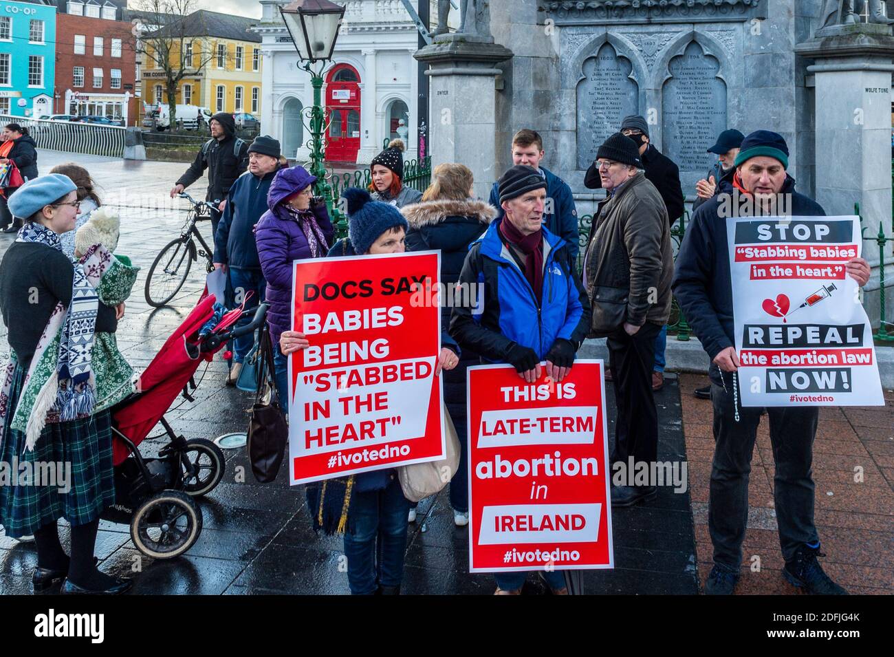 Cork, Irland. Dezember 2020. Mitglieder des Life Institute waren heute in Cork in Kraft und protestierten gegen späte Abtreibungen. Die Gruppe behauptet, Babys, die spät abgetrieben werden, überleben manchmal außerhalb der Gebärmutter und Ärzte müssen Fetizid auf den Säuglingen durchführen. Quelle: AG News/Alamy Live News Stockfoto