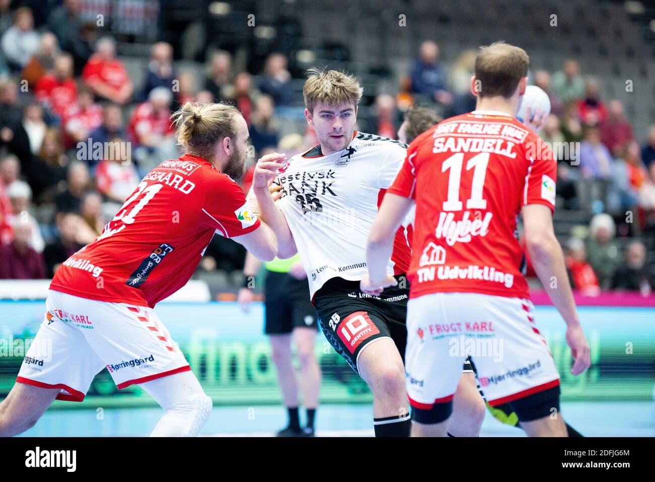 Aalborg, Dänemark. Dezember 2020. Sasser Sonn (25) von Lemvig-Thyboron Handball und Henrik Mollgaard (21) von Aalborg im Danish Men's Handball League Spiel zwischen Aalborg Handball und Lemvig-Thyboron Handball in der Jutlander Bank Arena in Aalborg gesehen. (Foto Kredit: Gonzales Foto/Alamy Live News Stockfoto