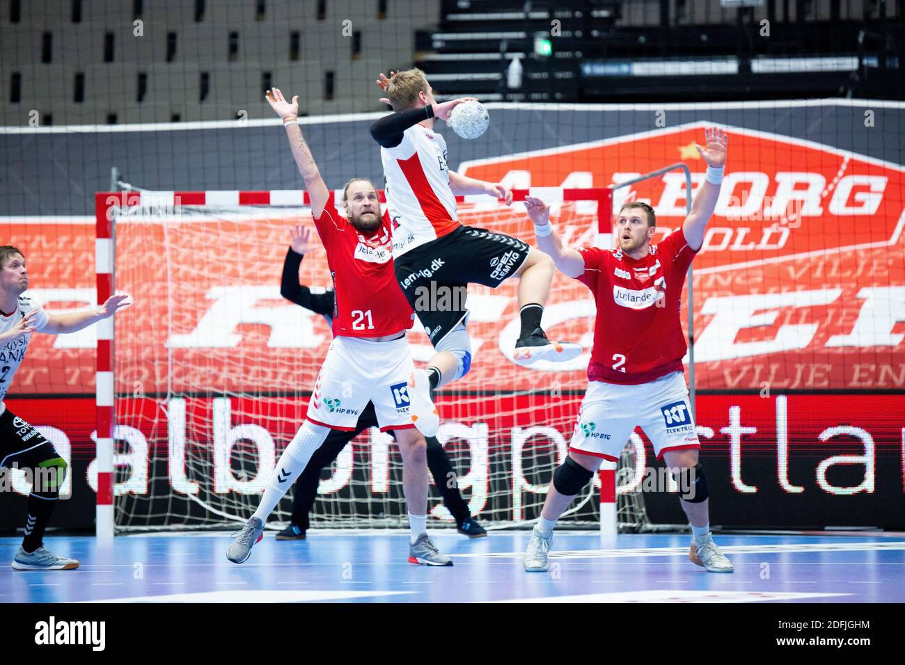 Aalborg, Dänemark. Dezember 2020. Mads Thymann (6) von Lemvig-Thyboron Handball und Henrik Mollgaard (21) und Benjamin Jakobsen (2) von Aalborg gesehen in der dänischen Männer Handball League Spiel zwischen Aalborg Handball und Lemvig-Thyboron Handball in Jutlander Bank Arena in Aalborg. (Foto Kredit: Gonzales Foto/Alamy Live News Stockfoto