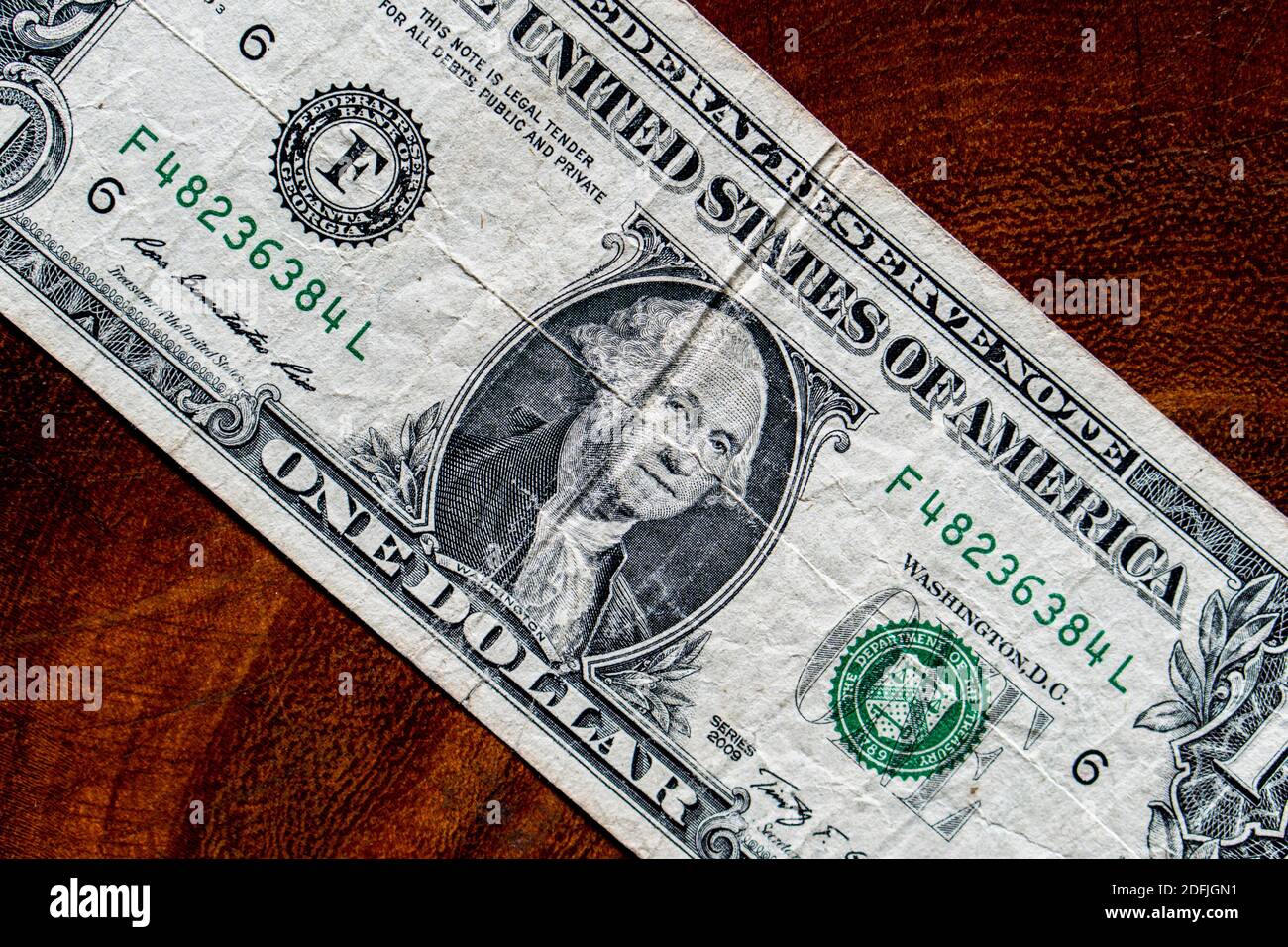 Nahaufnahme der Details von 1 Dollar Rechnung auf Holzbrett Stockfoto