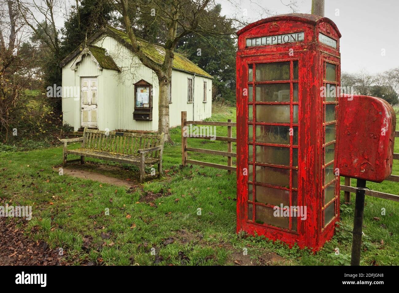 Alte Telefonbox und kleine Wellblech-Dorfhalle in Stainton Le Vale, Lincolnshire, Großbritannien. Stockfoto