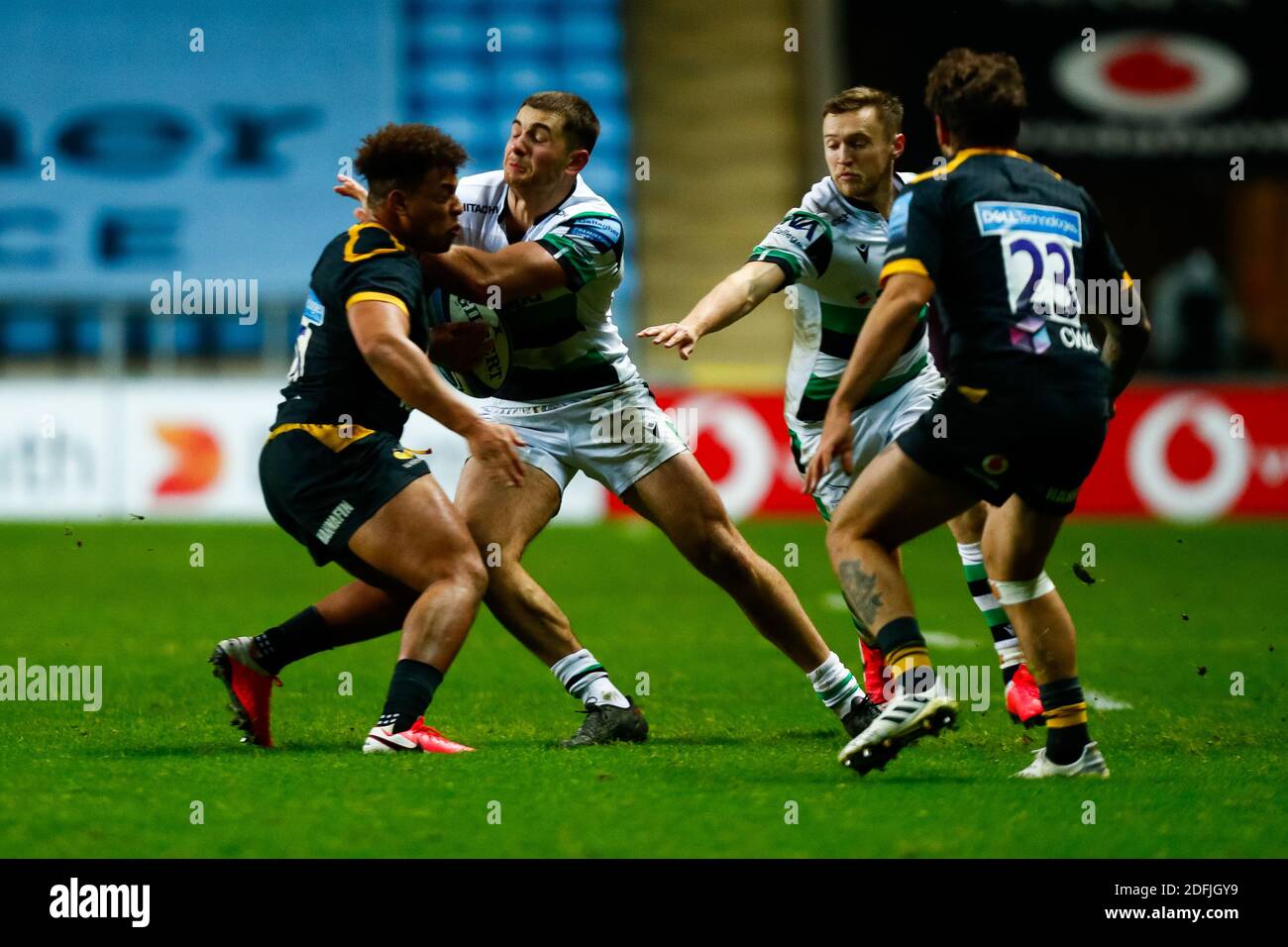 5. Dezember 2020; Ricoh Arena, Coventry, West Midlands, England; English Premiership Rugby, Wesps versus Newcastle Falcons; Ben Stevenson von Newcastle Falcons übernimmt Gabriel Oghre von Wesps Stockfoto