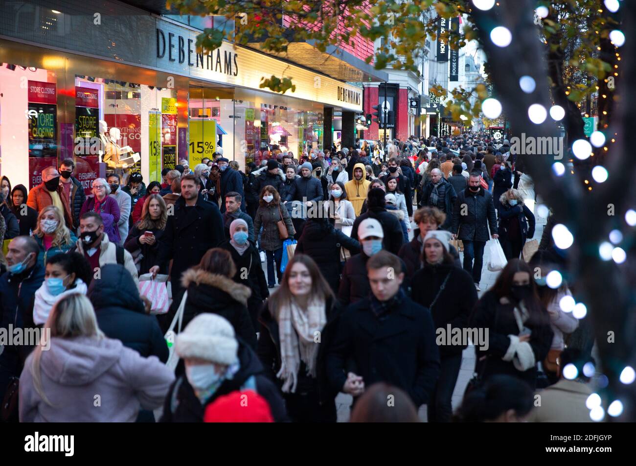 London, Großbritannien. Dezember 2020. Große Schlangen vor Debenhams, als die Leute nach der Ankündigung der Schließung ihrer 124 Geschäfte versuchen, ein Schnäppchen zu machen. Geschäftige Einkäufer in Londons Oxford Street, während die Menschen nach dem Ende der Sperre ausgehen. Kredit: Mark Thomas/Alamy Live Nachrichten Stockfoto