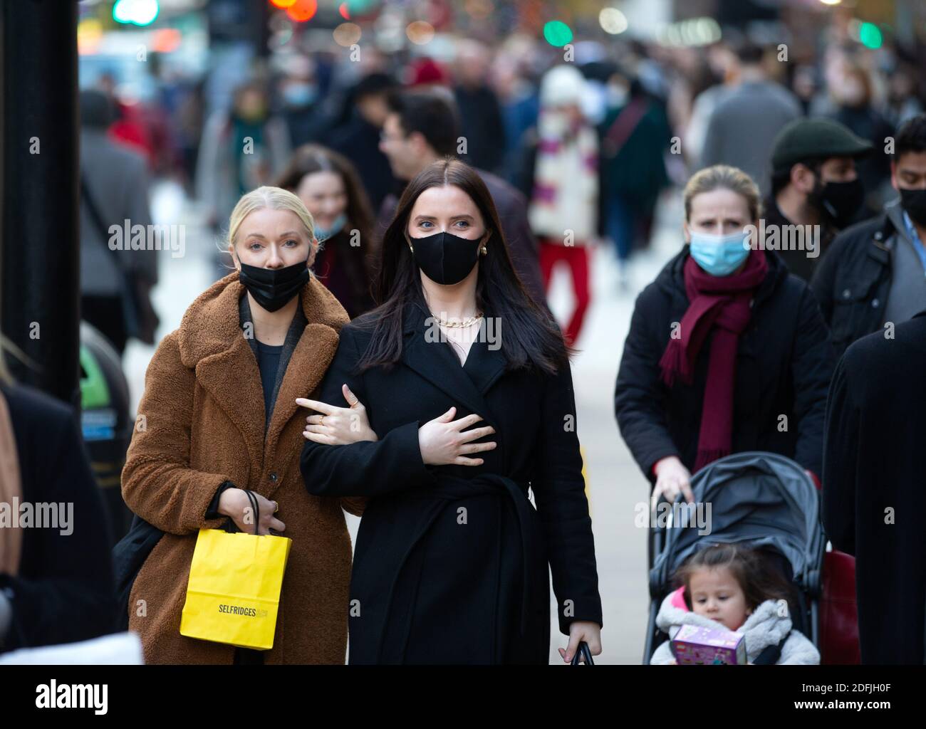 London, Großbritannien. Dezember 2020. Geschäftige Einkäufer in Londons Oxford Street, während die Menschen nach dem Ende der Sperre ausgehen. Kredit: Mark Thomas/Alamy Live Nachrichten Stockfoto
