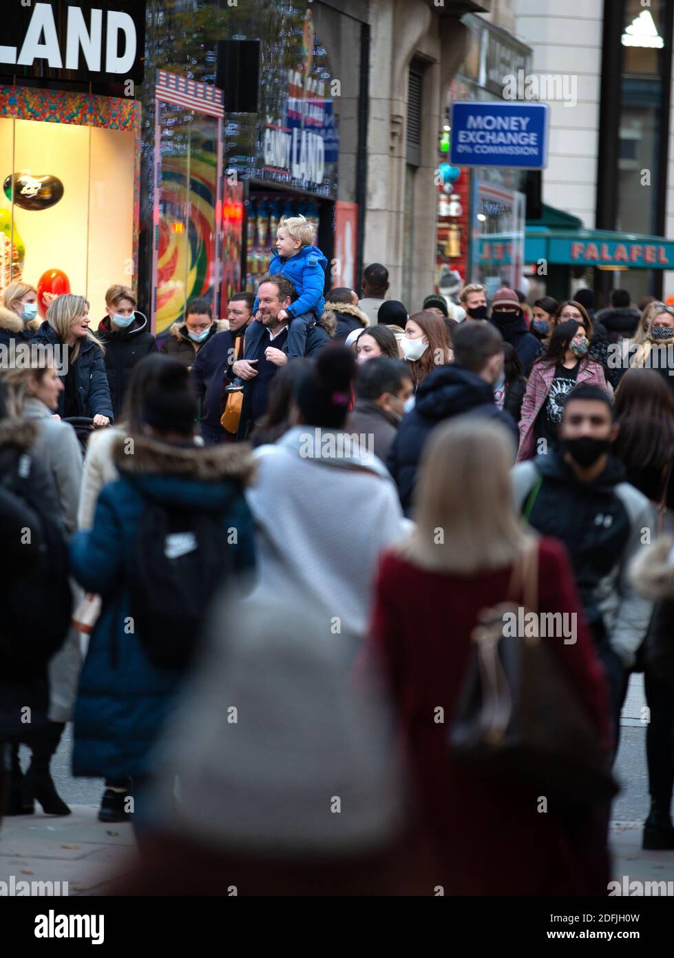 London, Großbritannien. Dezember 2020. Geschäftige Einkäufer in Londons Oxford Street, während die Menschen nach dem Ende der Sperre ausgehen. Kredit: Mark Thomas/Alamy Live Nachrichten Stockfoto